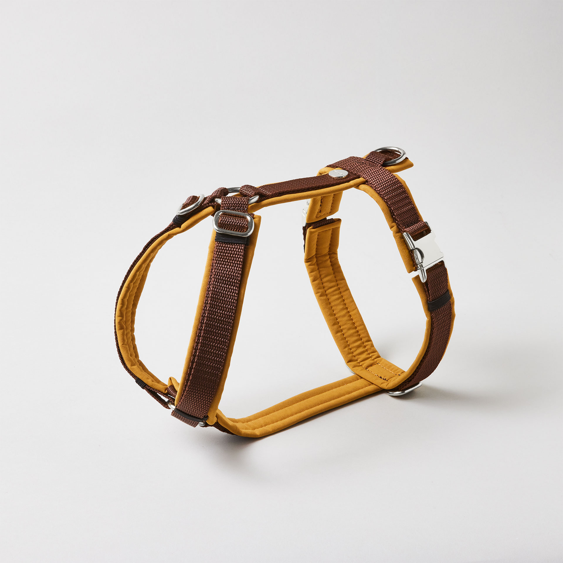 Verstellbares Hundegeschirr Softie Karamell mit braunem Gurtband und vollunterlegter Polsterung aus karamellfarbenem Softshell, silberfarbene Beschläge