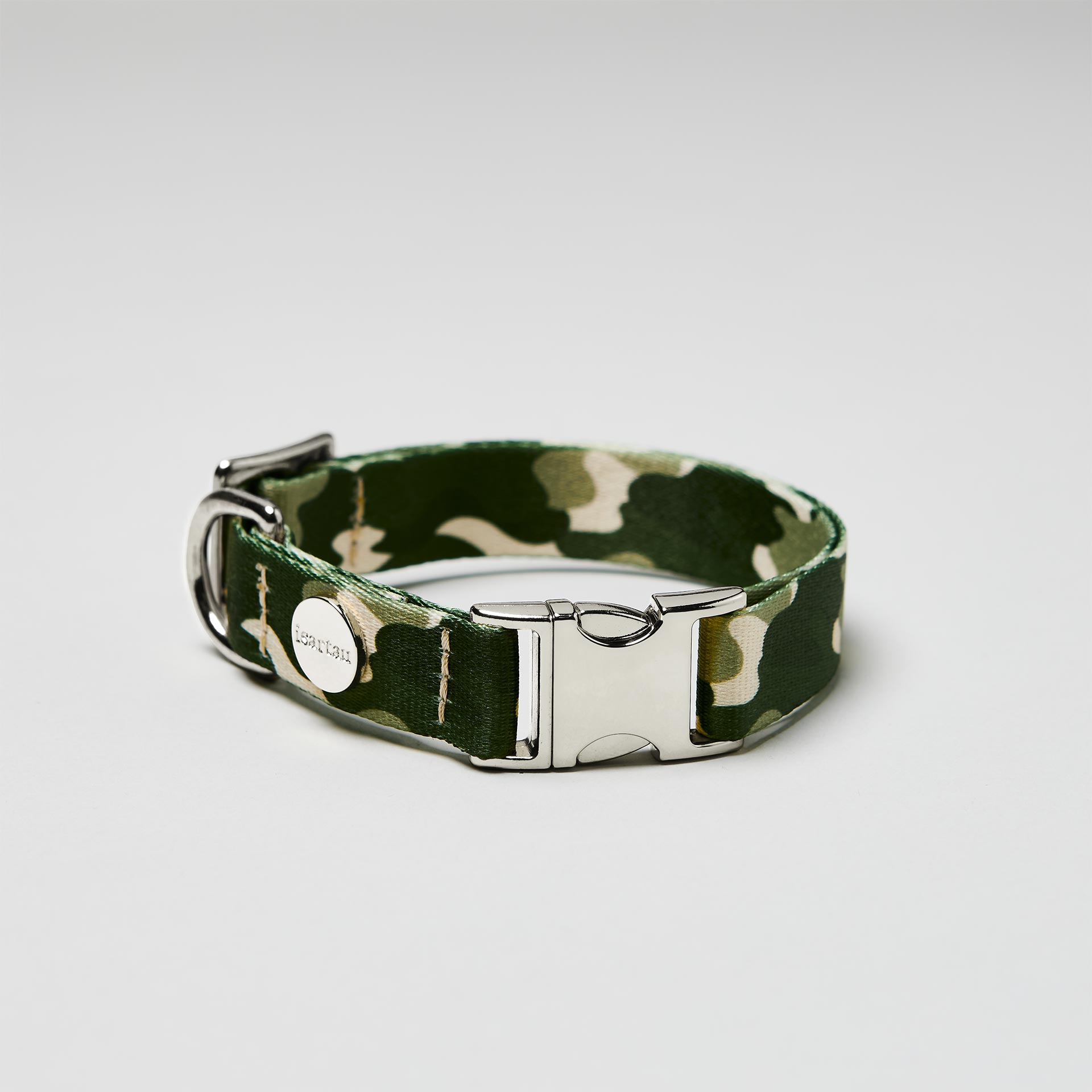 Verstellbares Welpenhalsband „Entdecker“ mit silberfarbener Schließe, Gurtband mit Camouflage-Muster.