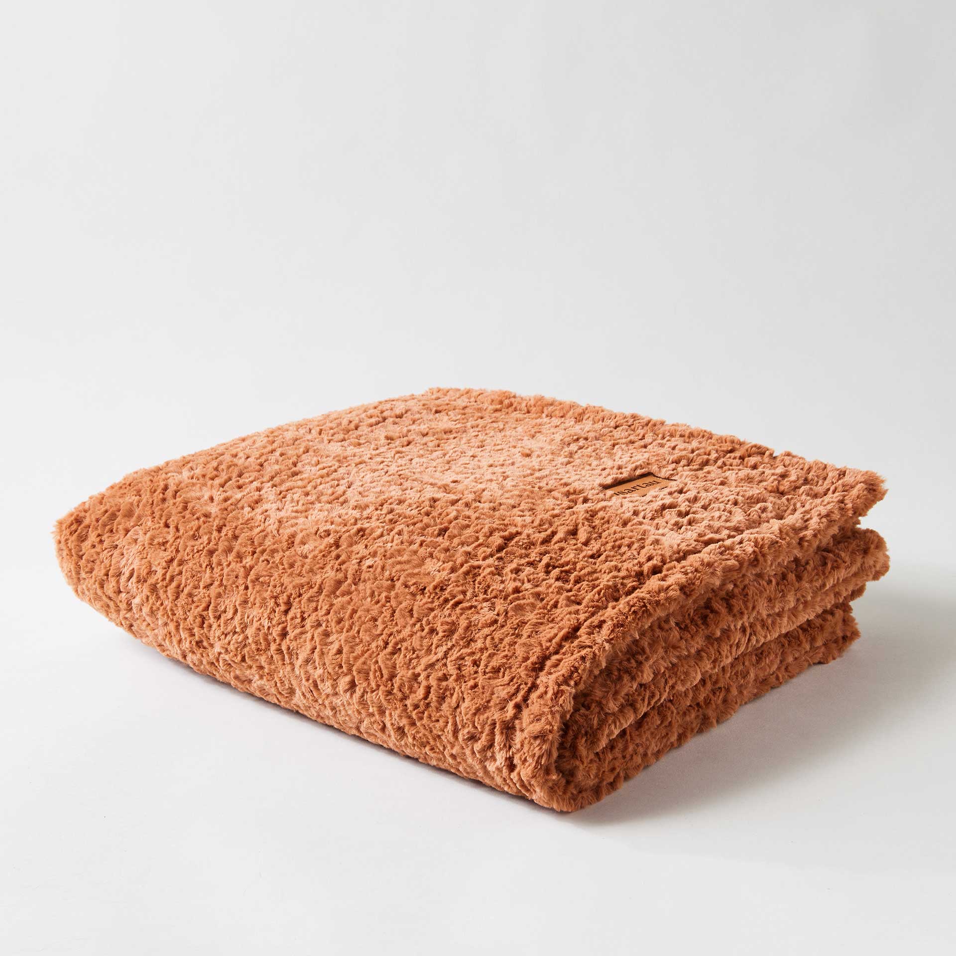 Wohndecke aus zimtfarbenem Kunstfell