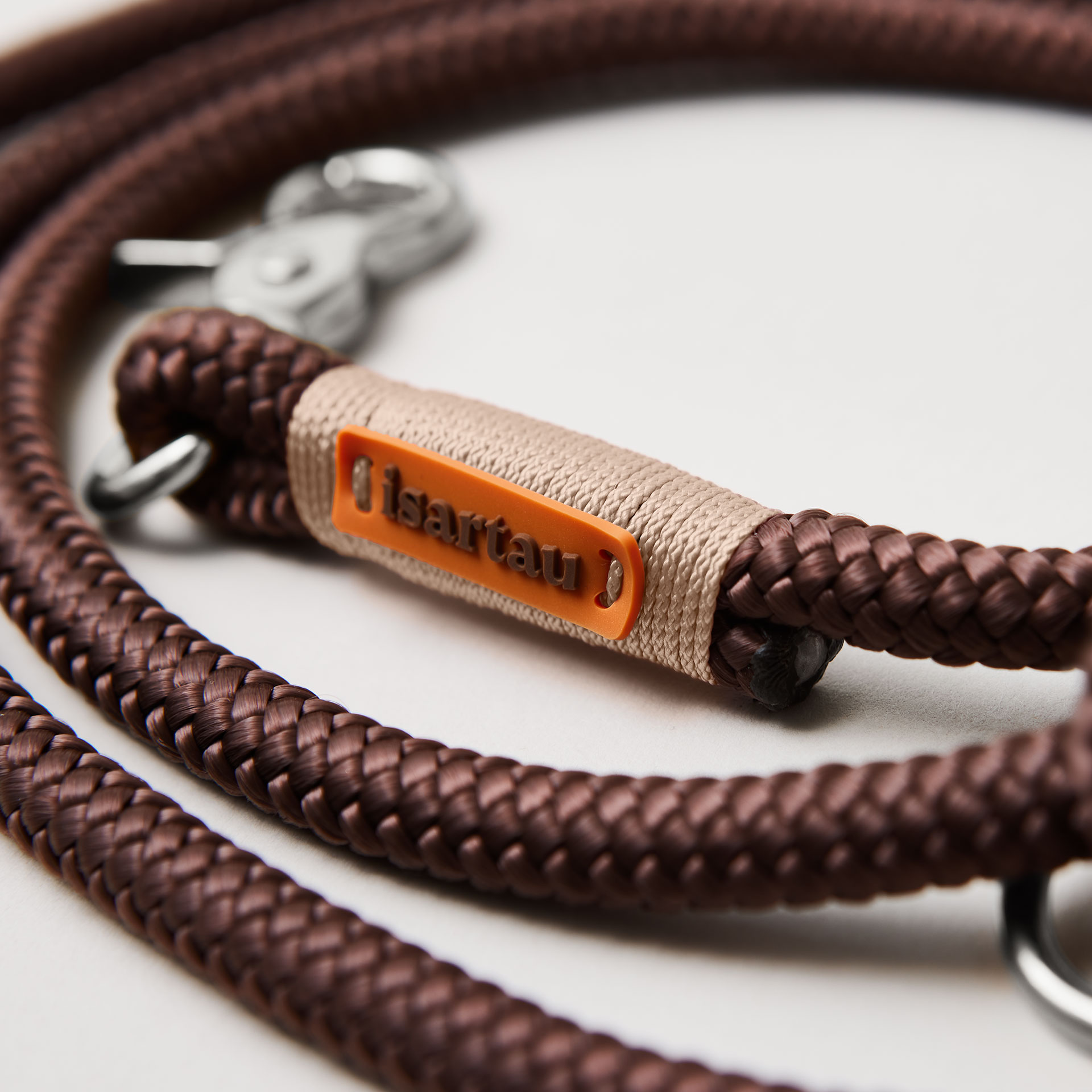 Detail Hundeleine Classy Chestnut Beige, braunes Tau mit beiger Takelung, Fokus auf silberfarbene Karabiner und Tau