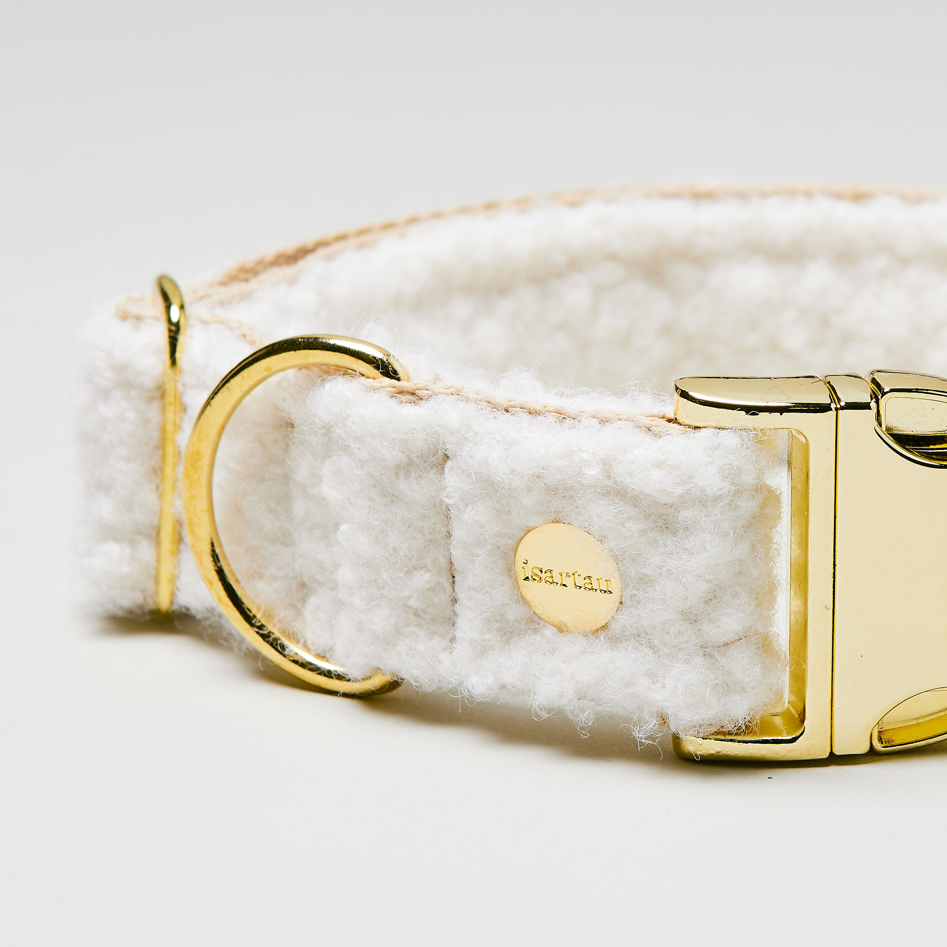 Detailaufnahme verstellbares Hundehalsband Design Wooly mit beigem Gurtband und weißem Bouclé Stoff mit goldfarbener Steckschließe