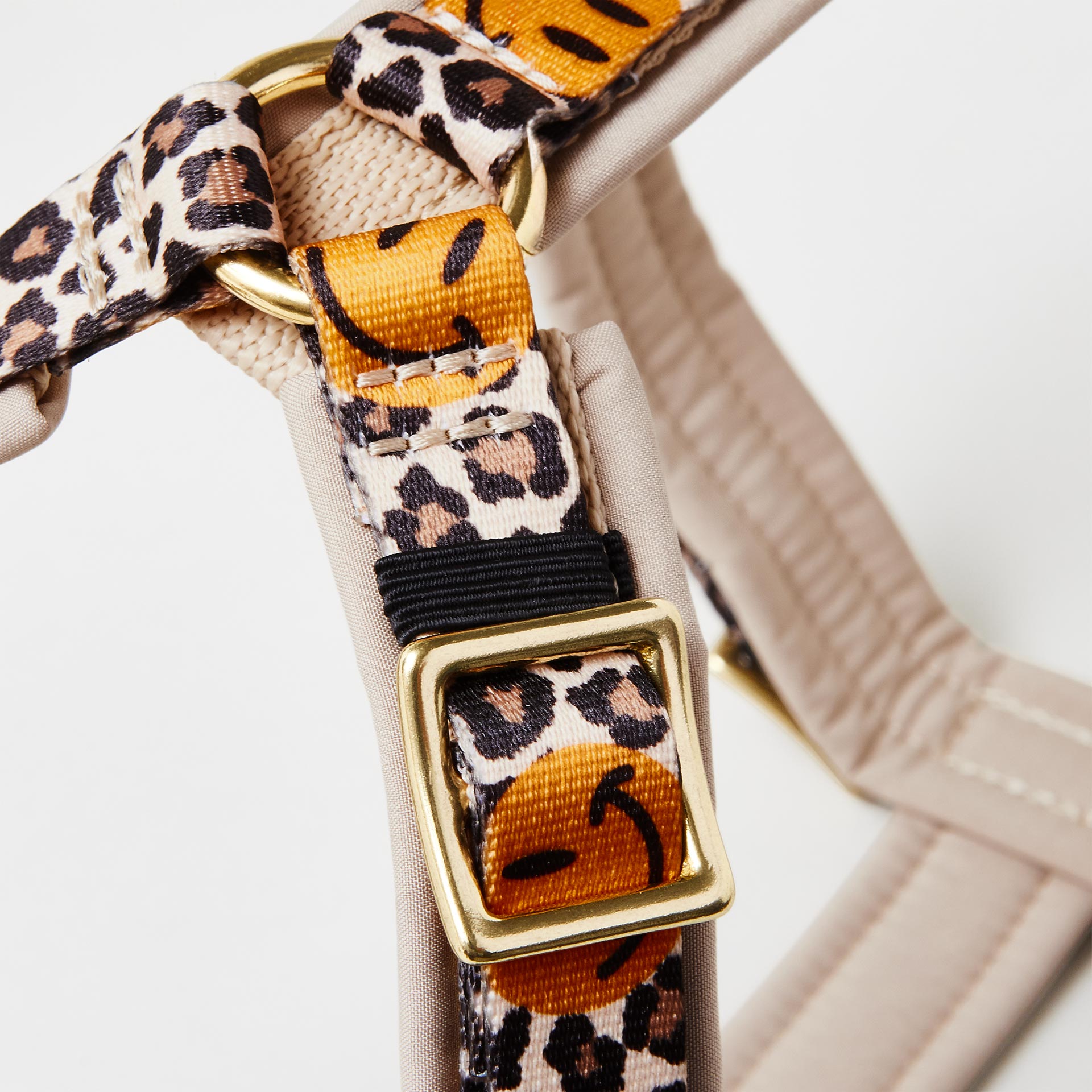 Detail verstellbares gepolstertes Hundegeschirr Leo mit Smile mit goldfarbenem Gurtbandschieber zur Größenanpassung