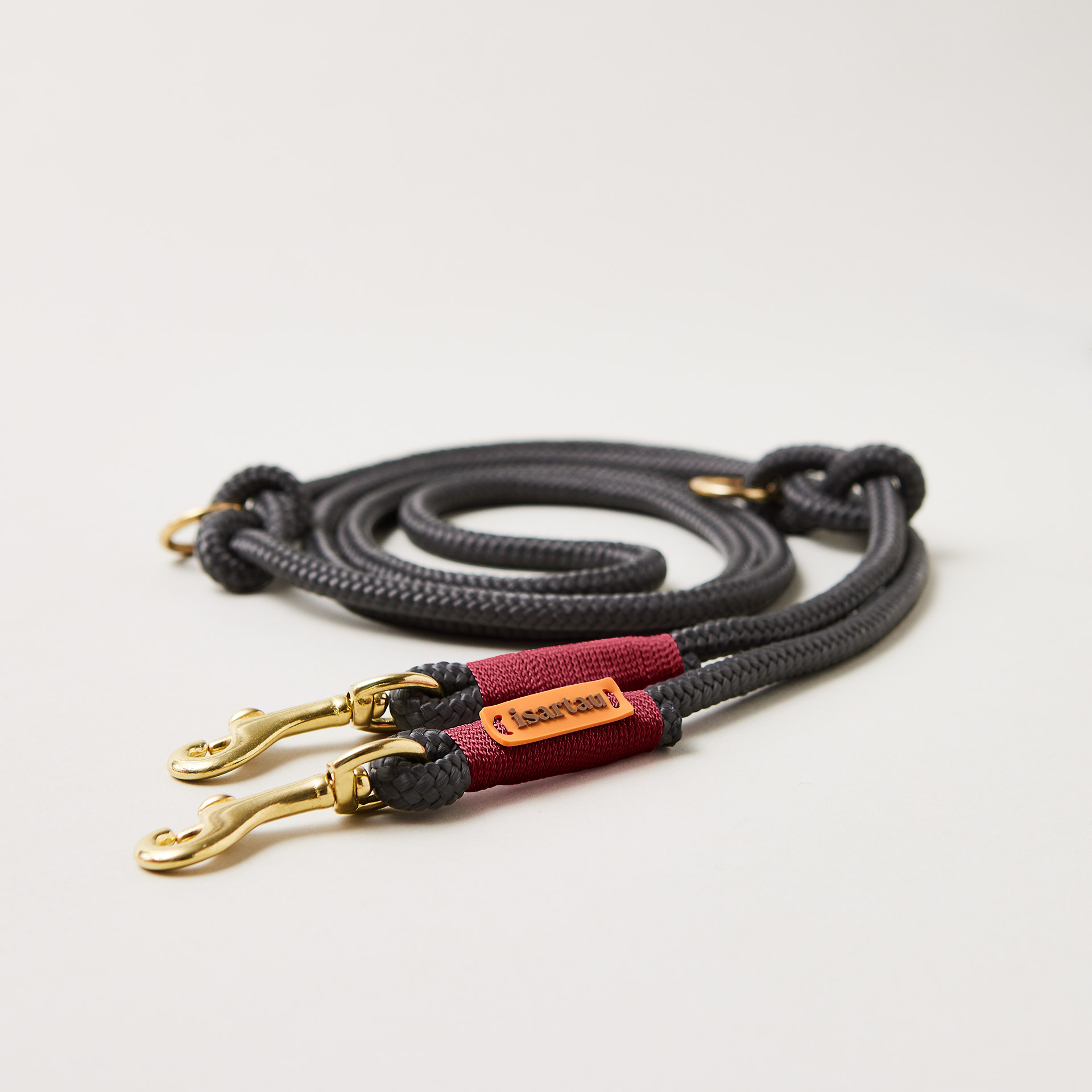 Hundeleine aus Tau Heavens Rock Burgunder 8 mm verstellbar mit kleinen Messing-Karabinern, dunkelgraues Tau mit weinroter Takelung, Längenverstellbar über Knoten