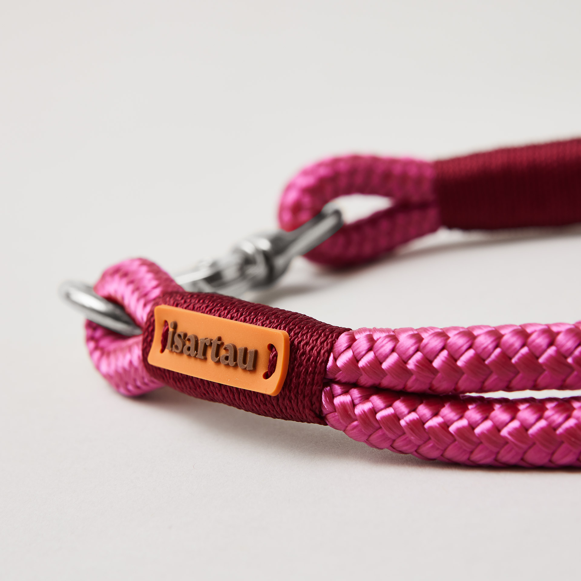 isartau Logo auf burgunderroter Takel und magentafarbenem Tau, Softtau Viva Magenta Burgunder
