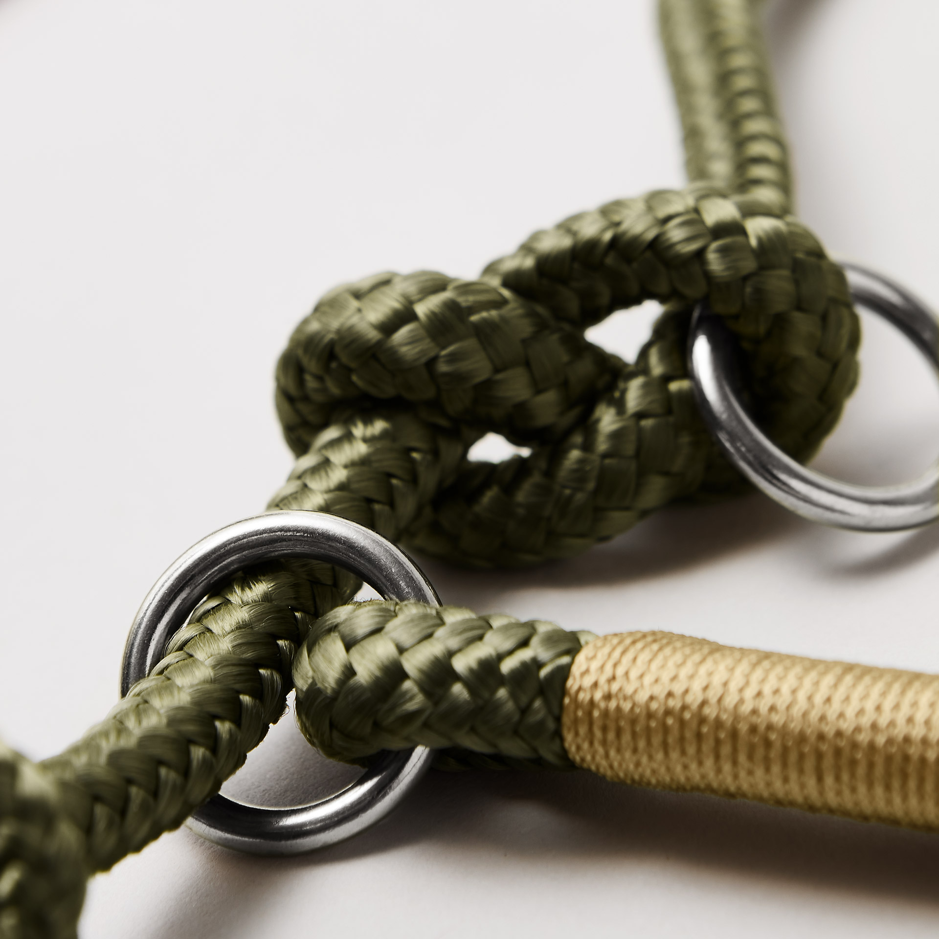 Detail Tau Retrieverleine Olive Grove Gold mit verstellbaren Knoten für Hals- und Kopfumfang, silberne Karabiner, olivgrünes Softtau mit goldfarbener Takelung