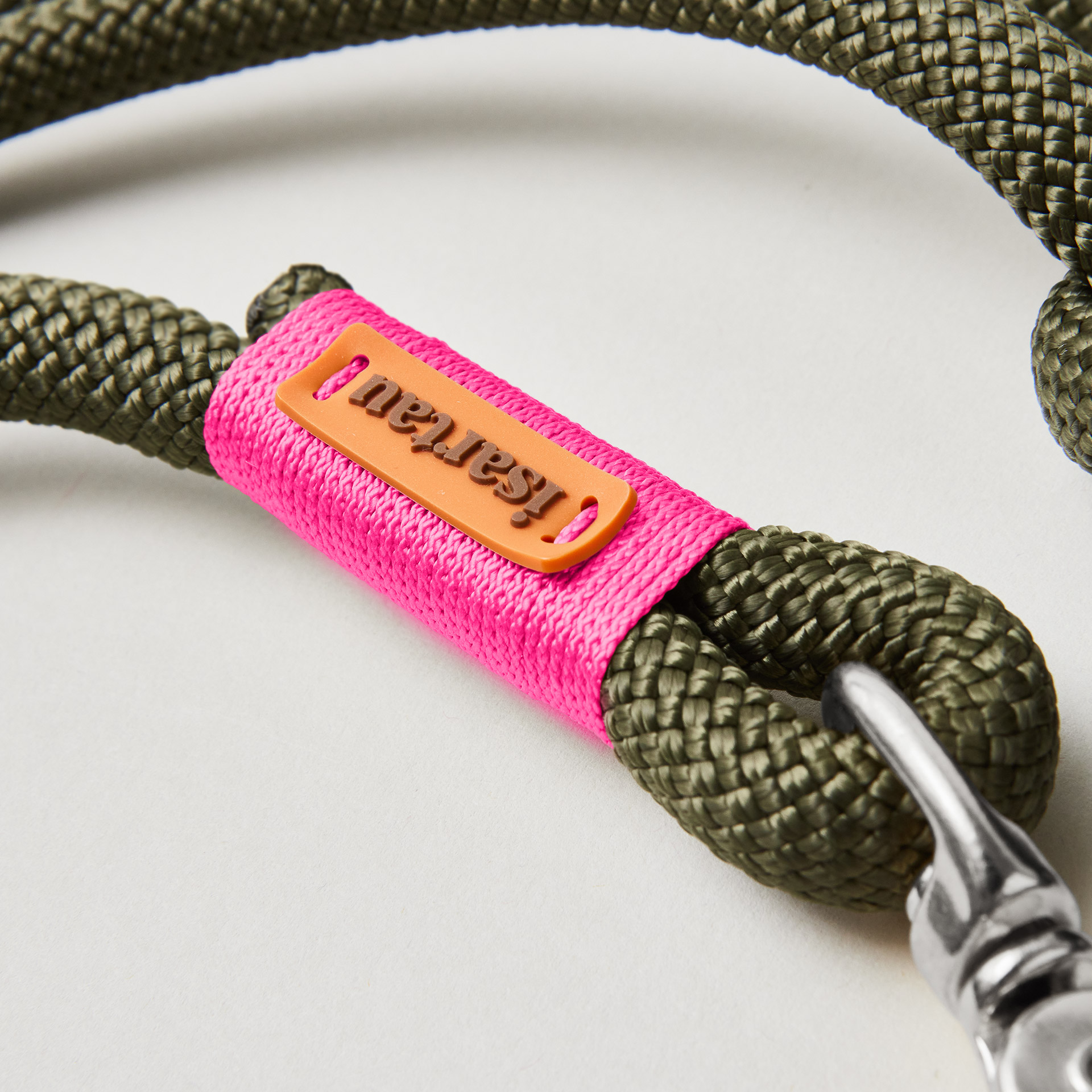 isartau Logo an Tauleine Olive Grove Neonpink