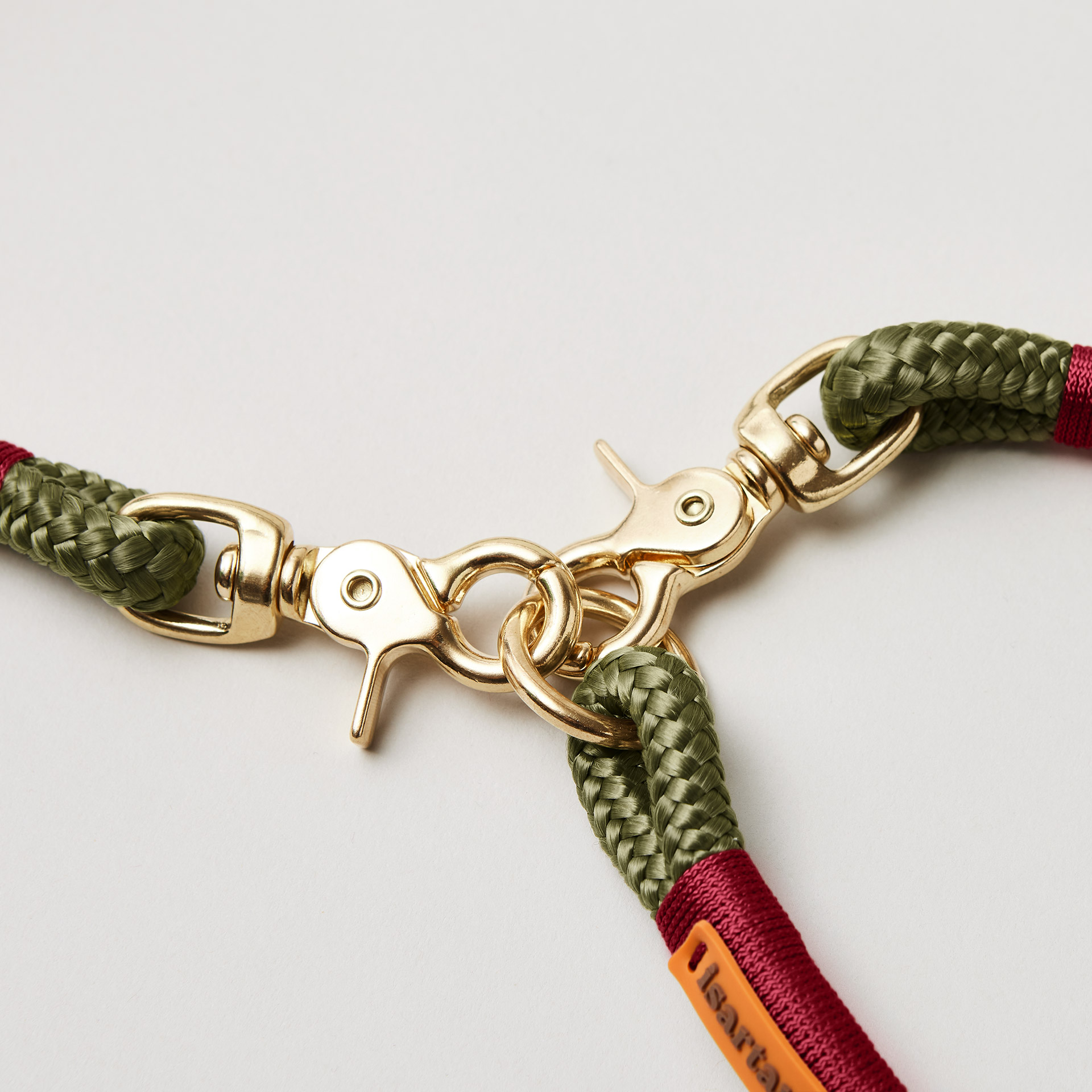 Detail Ring und Scherenkarabiner am Modell Feste Halsung Olive Grove Burgunder mit Messing-Beschlägen, olivfarbenes Softtau mit weinroter Takelung