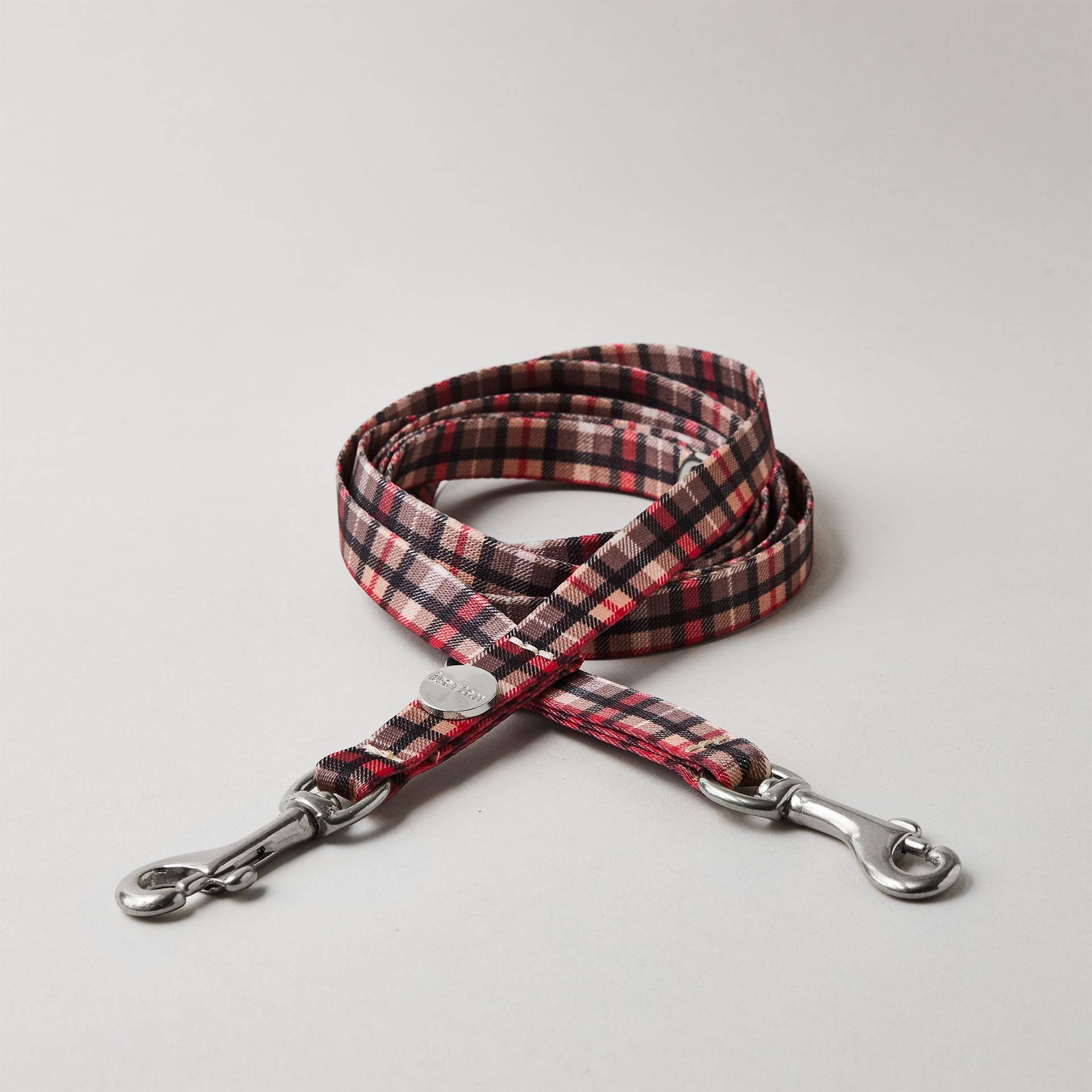 Verstellbare Hundeleine „Flaneur“, Gurtband mit Karomuster in 15 mm Breite, silberfarbene Mini-Karabiner.