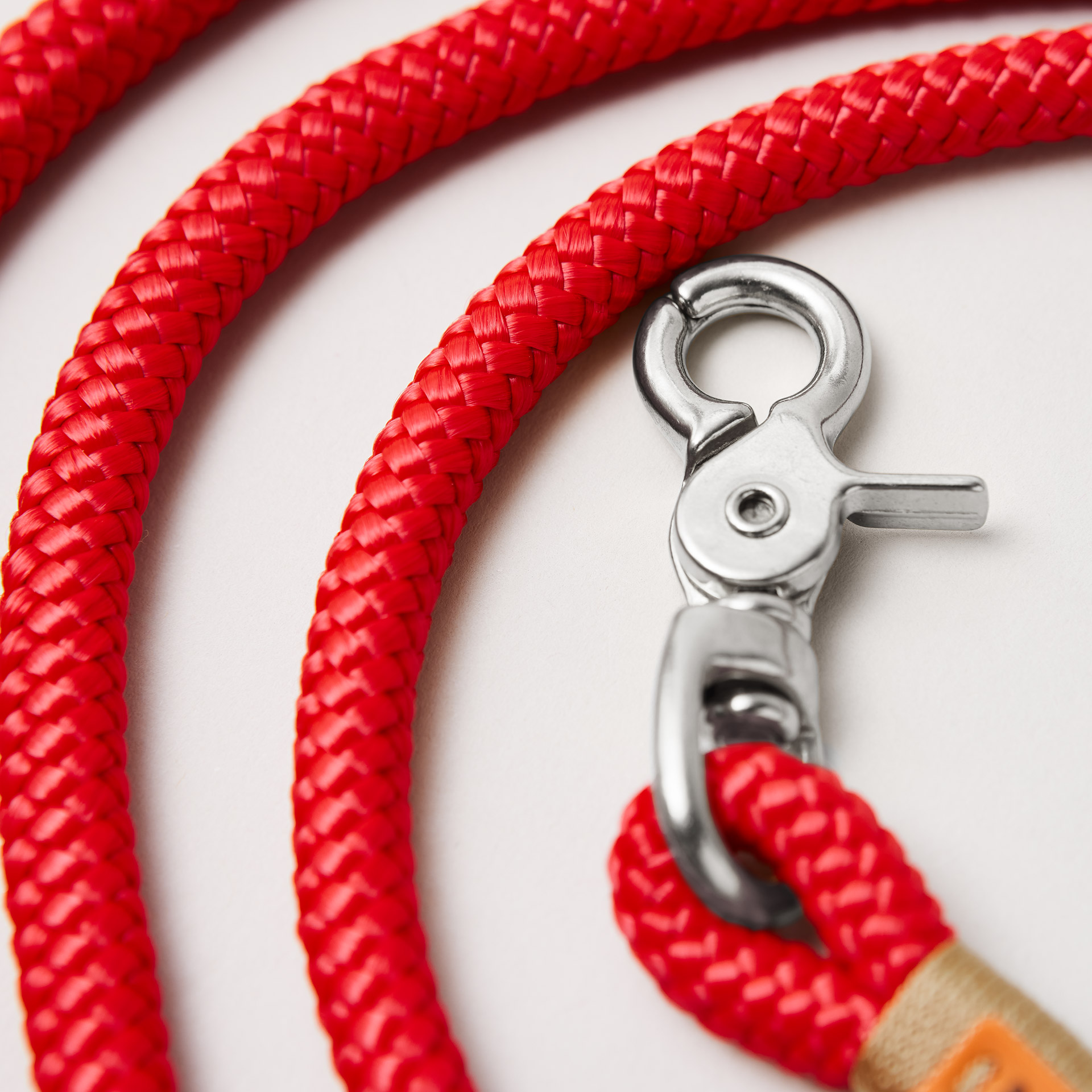 Rotes Softtau mit silberfarbenen Scherenkarabiner an 10mm Tau