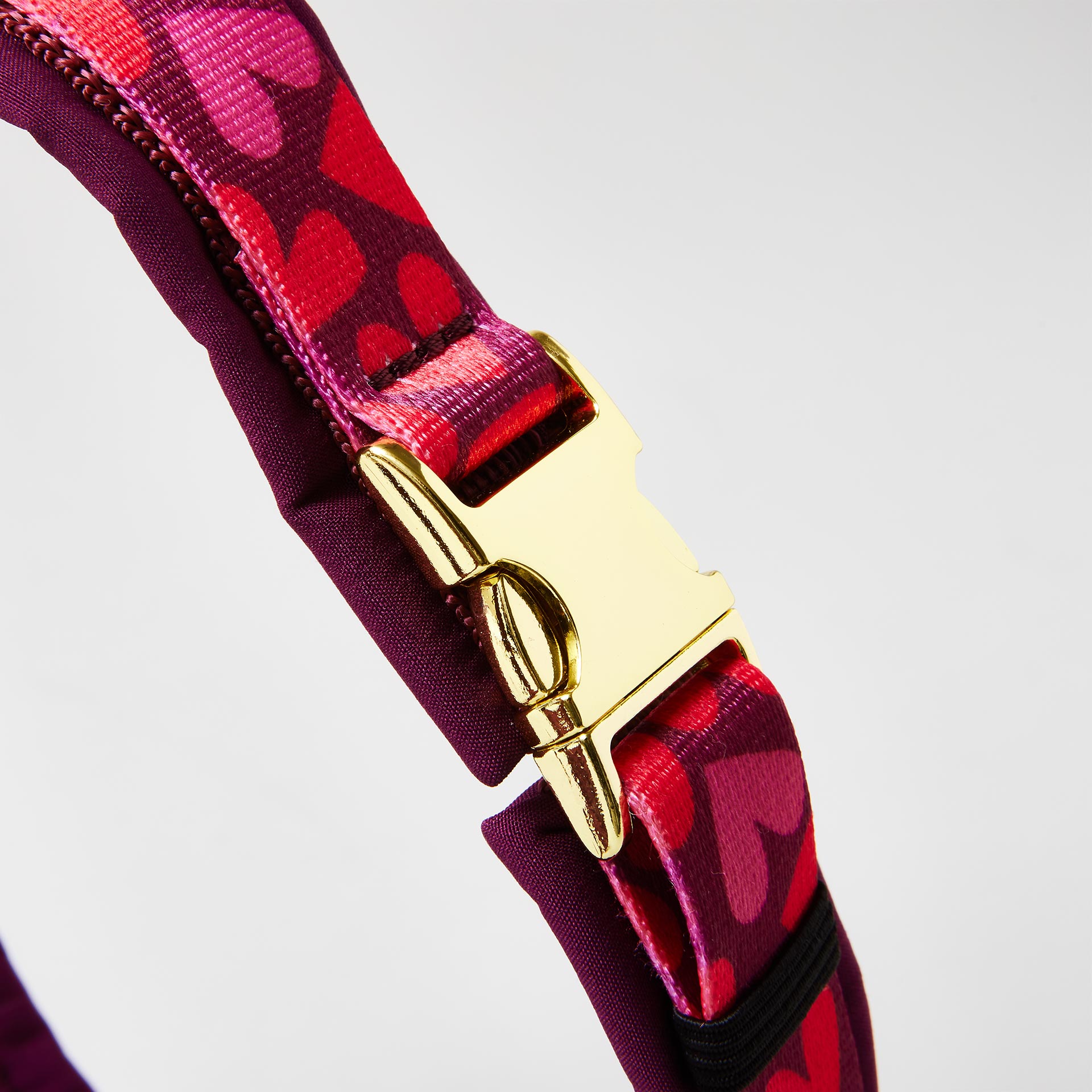 Detail gepolstertes Hundegeschirr Herzklopfen mit goldfarbener Steckschließe zum Öffnen und Schließen