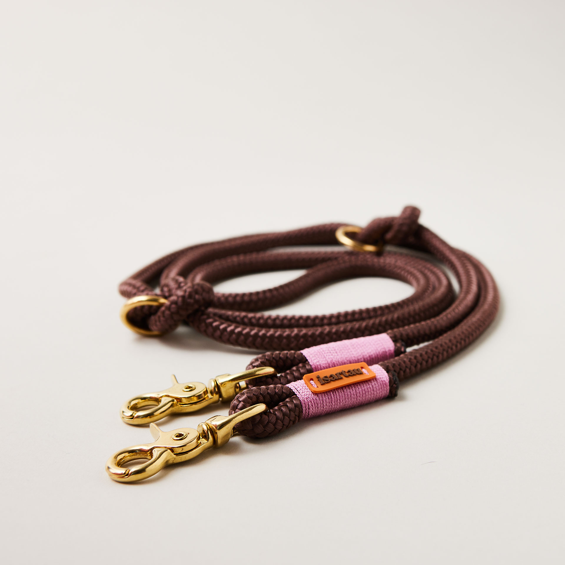 Hundeleine aus Tau Classy Chestnut Rose 10 mm verstellbar mit Messing-Karabinern, braunes Tau mit rosafarbener Takelung, Längenverstellbar über Knoten