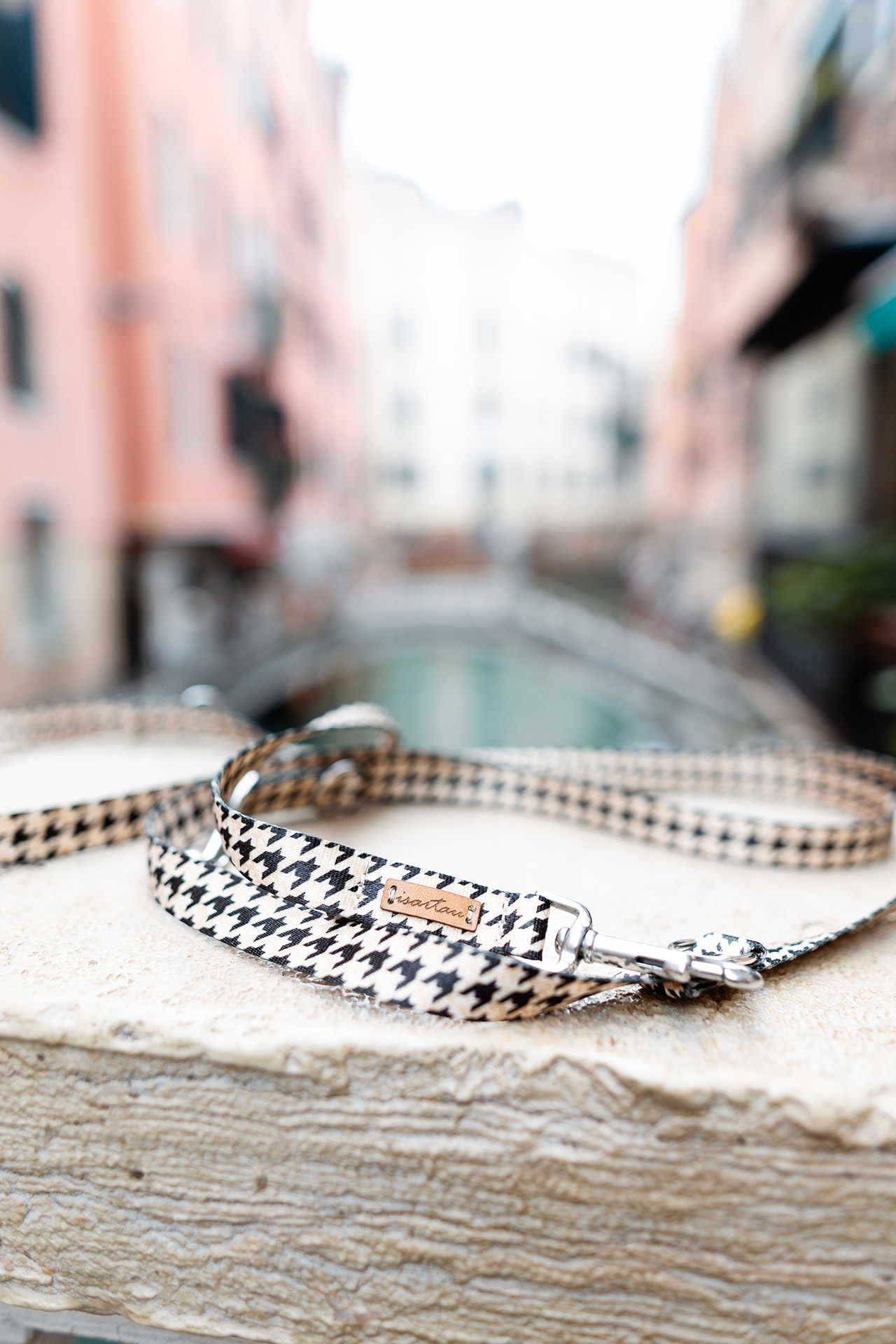 Designerleine Stadtgeflüster liegend an Brückengeländer