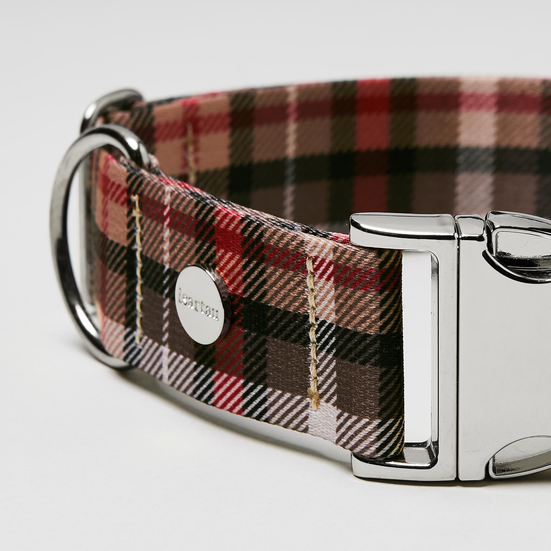 Nahaufnahme verstellbares Hundehalsband „Flaneur“ silberfarben, Gurtband mit Karomuster.