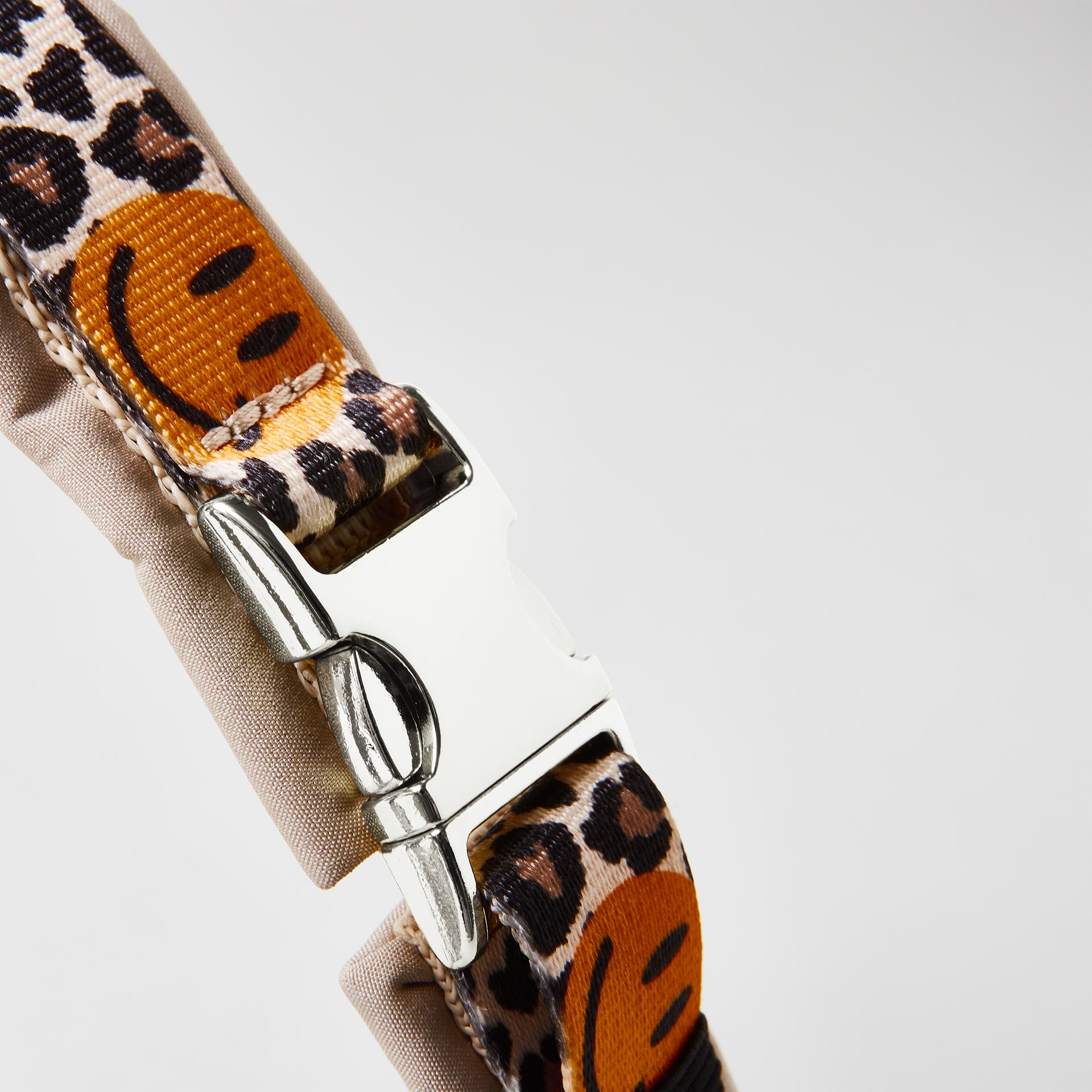 Detail gepolstertes Hundegeschirr Leo Smile mit silberfarbener Steckschließe zum Öffnen und Schließen