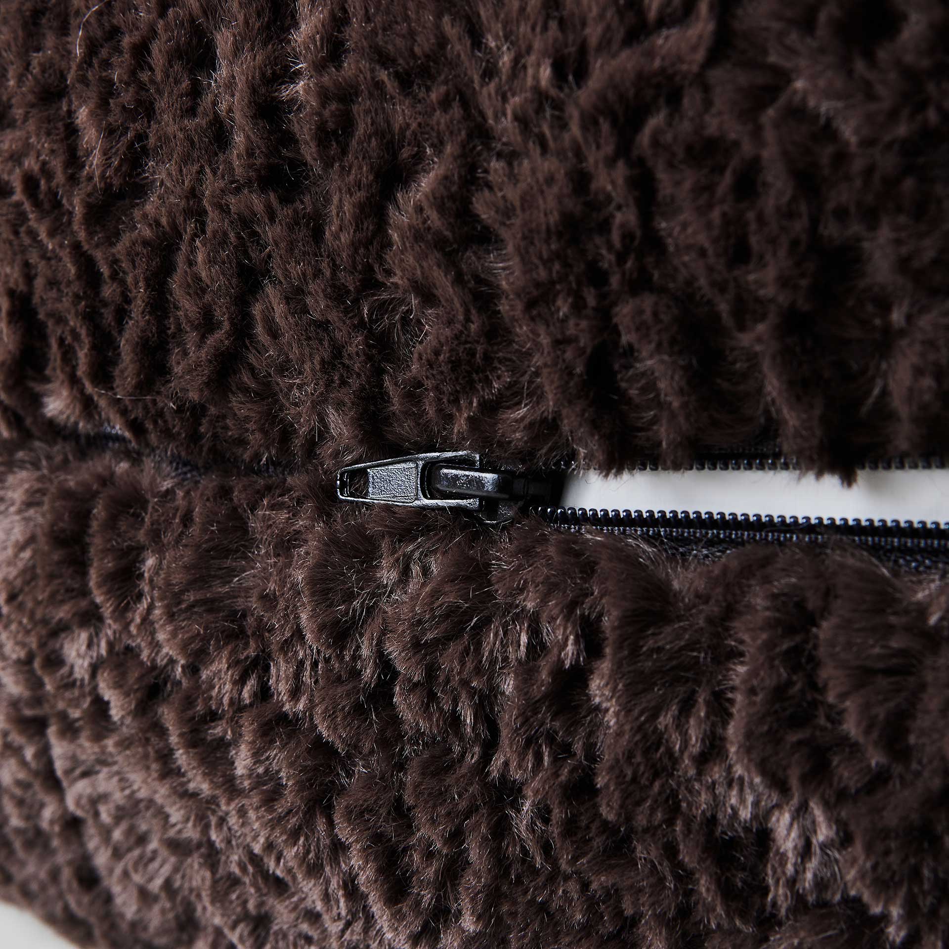 Leicht geöffneter Außenbezug mit Sicht auf den abwischbaren, wasserdichten Innenbezug