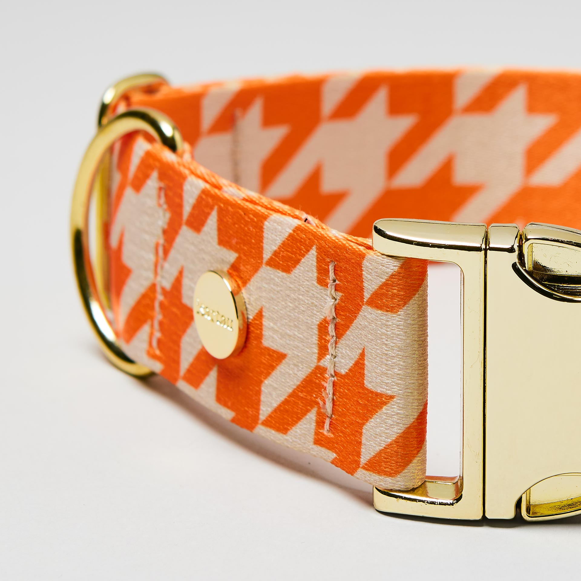 Nahaufnahme verstellbares Halsband Wandler goldfarben, Gurtband mit Hahnentritt Muster Beige Orange