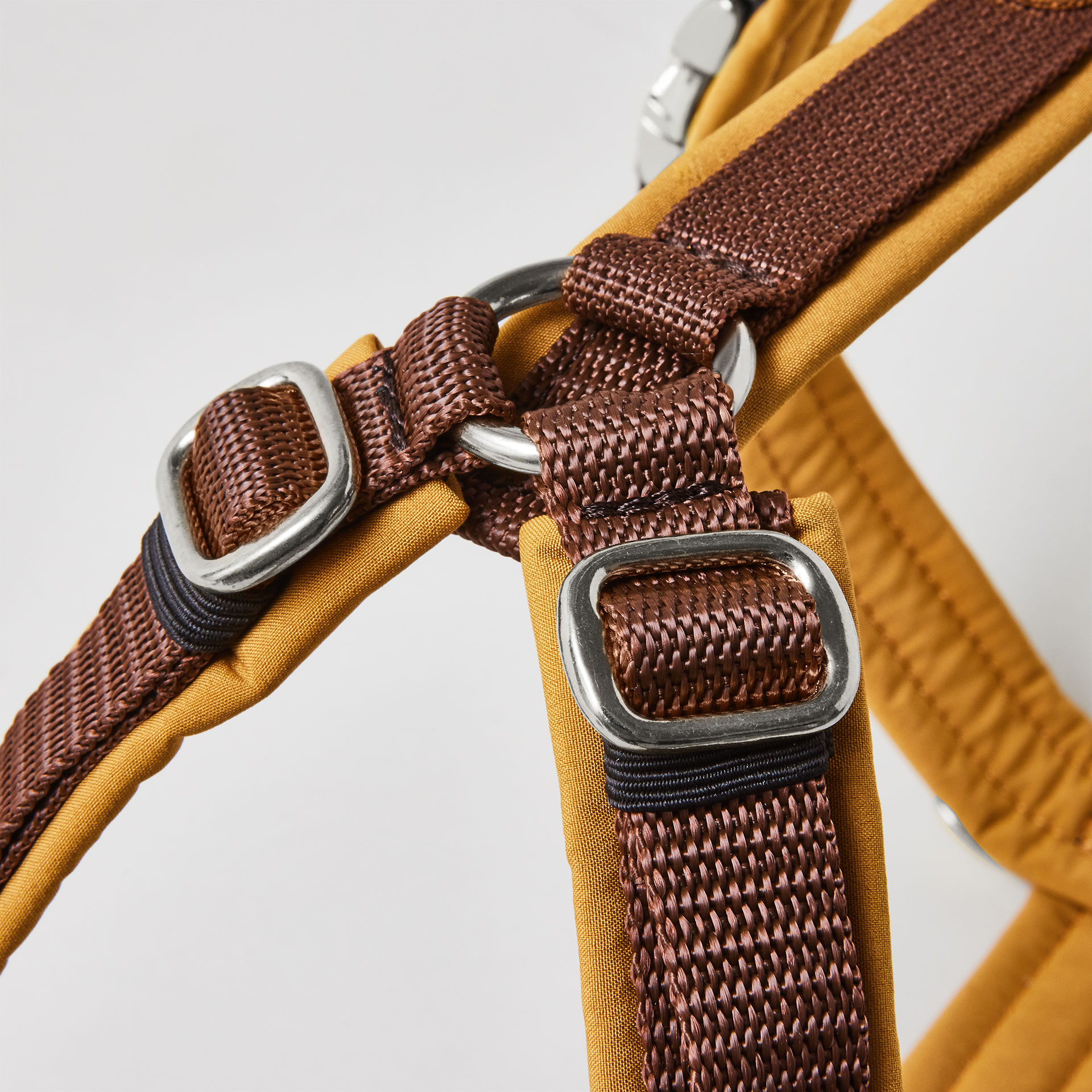 Silberfarbene verstellbare Schieber im Schulterbereich des zweifarbigen Hundegeschirrs Softie Karamell mit braunem Gurtband und karamellfarbener Polsterung