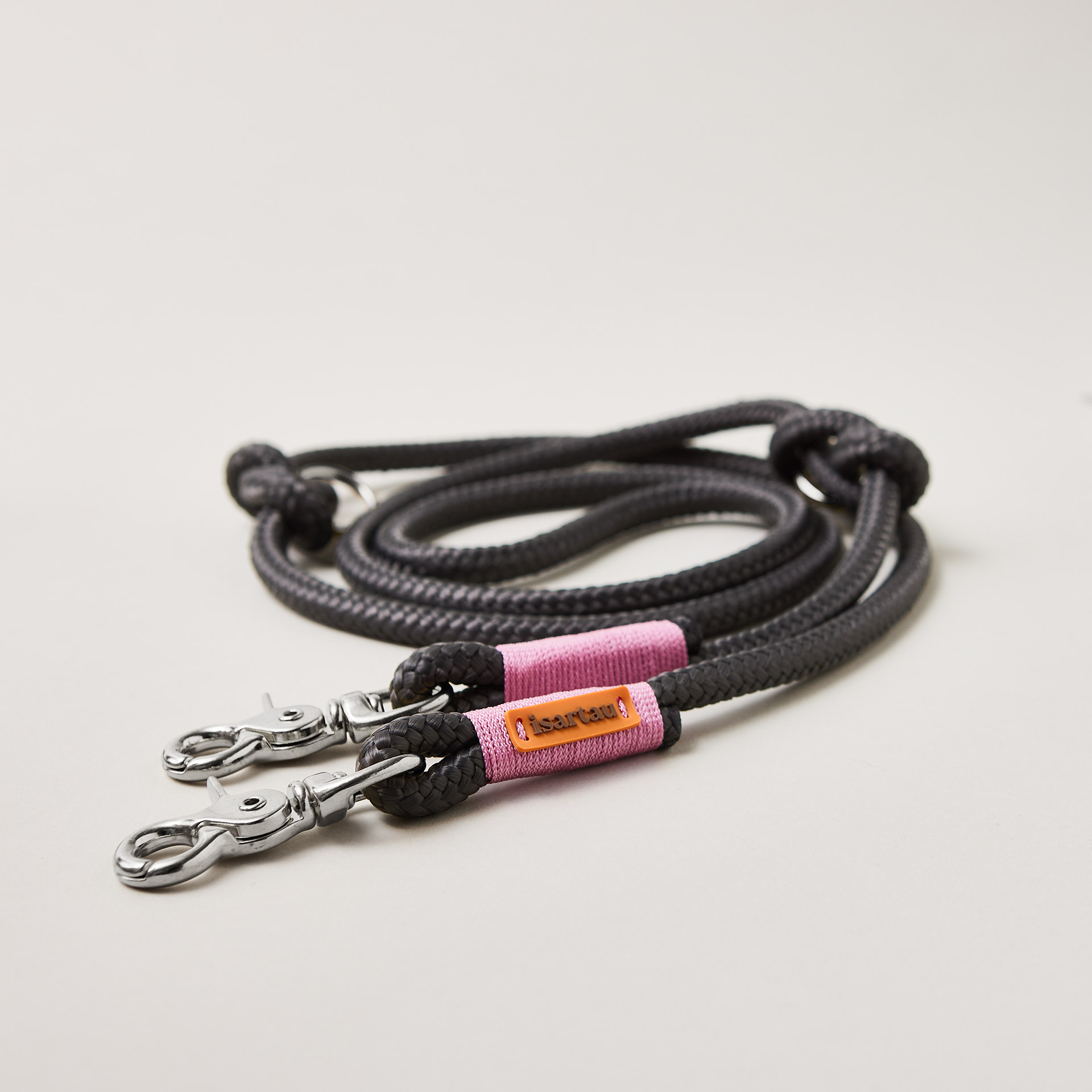 Hundeleine aus Tau Heavens Rock 10 mm verstellbar mit silberfarbenen Karabinern, dunkelgraues Tau mit rosafarbener Takelung, Längenverstellbar über Knoten