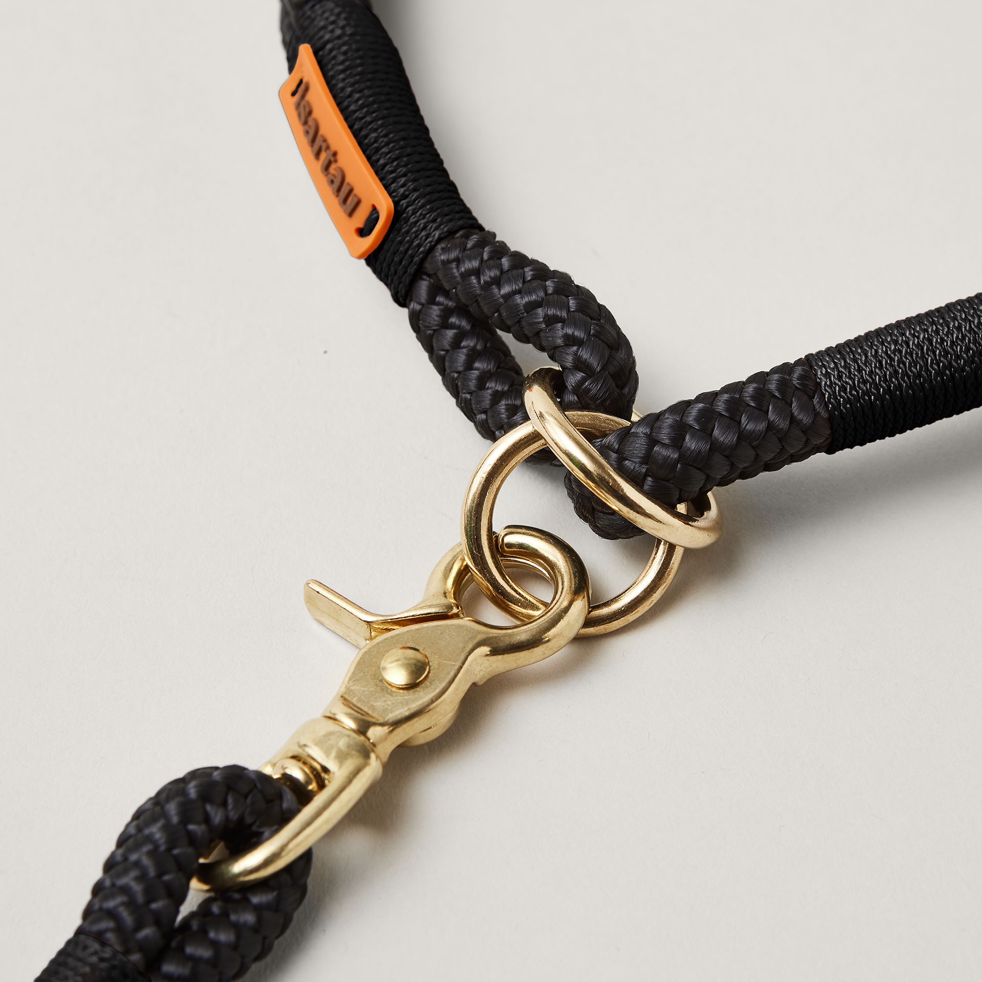 Detail Zugstopp Halsband mit Tauleine Black Mamba Schwarz, schwarzes Tau mit schwarzer Takelung Fokus auf Messingringe und Karabiner