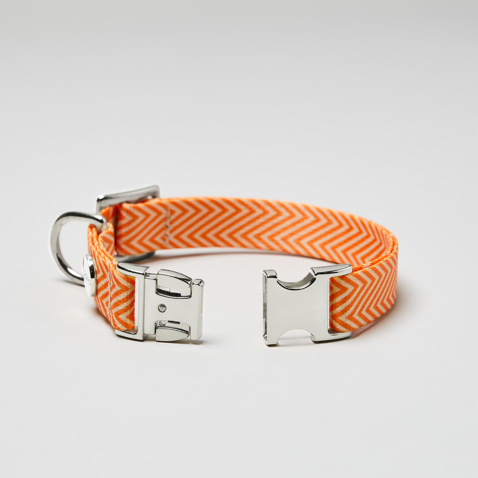 Detailaufnahme verstellbares Hundehalsband Tänzer mit offener silberfarbener Steckschließe, Gurtband mit Fischgrät Muster