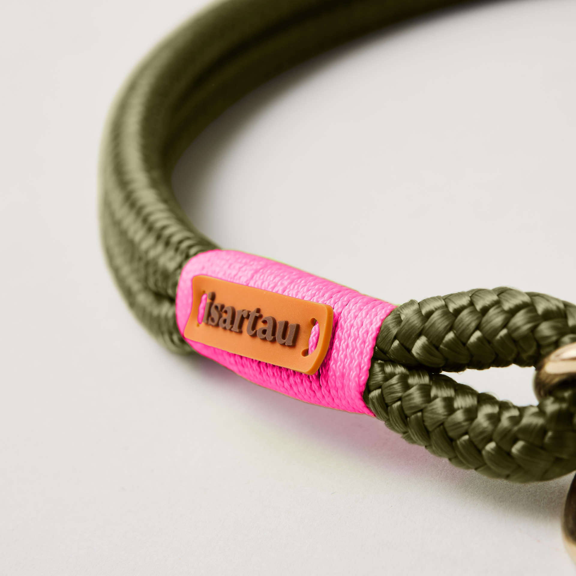 isartau Logo auf neonpinkem Takel, Tauhalsband Olive Grove Neonpink