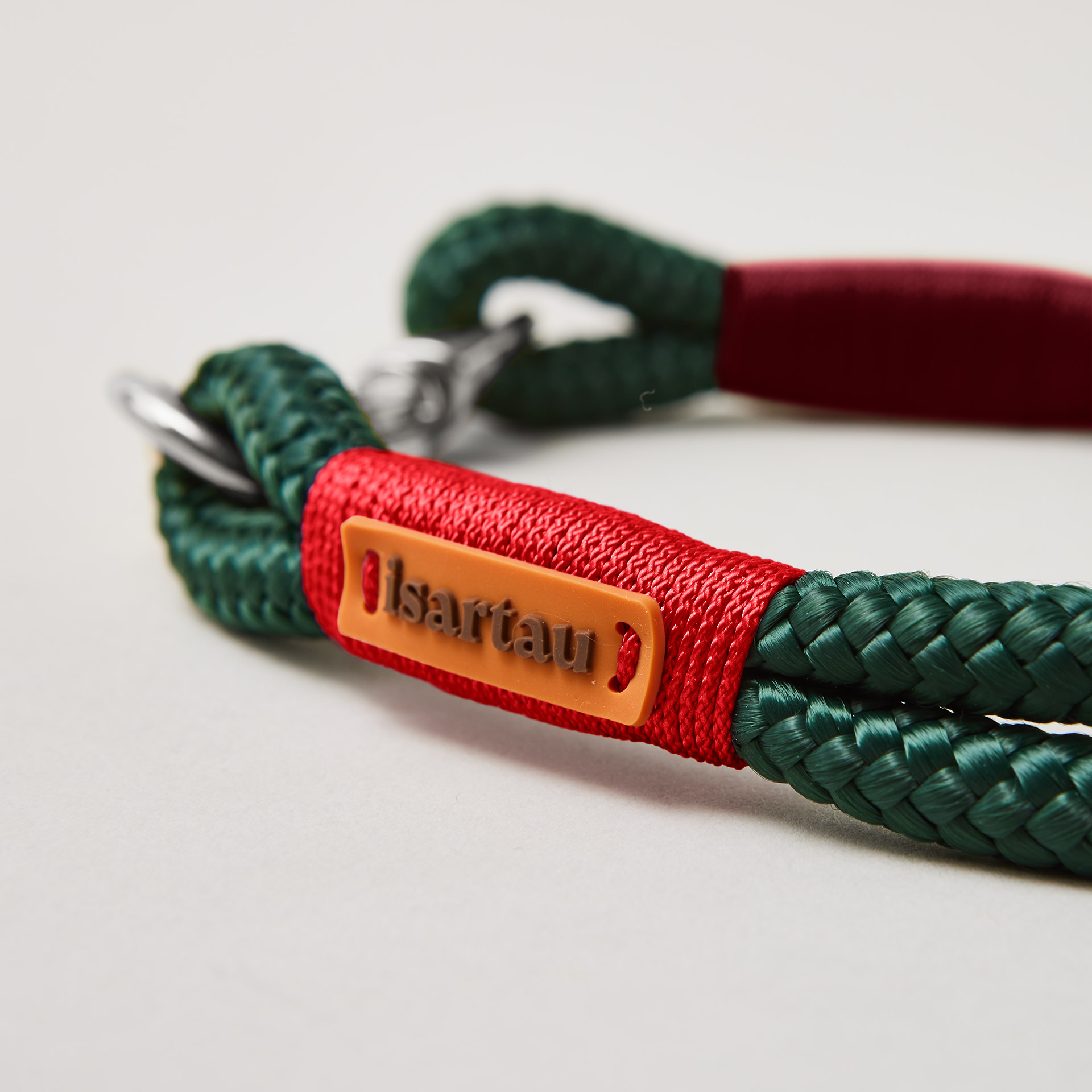 Detail auf rotes Takel an Halsband Evergreen