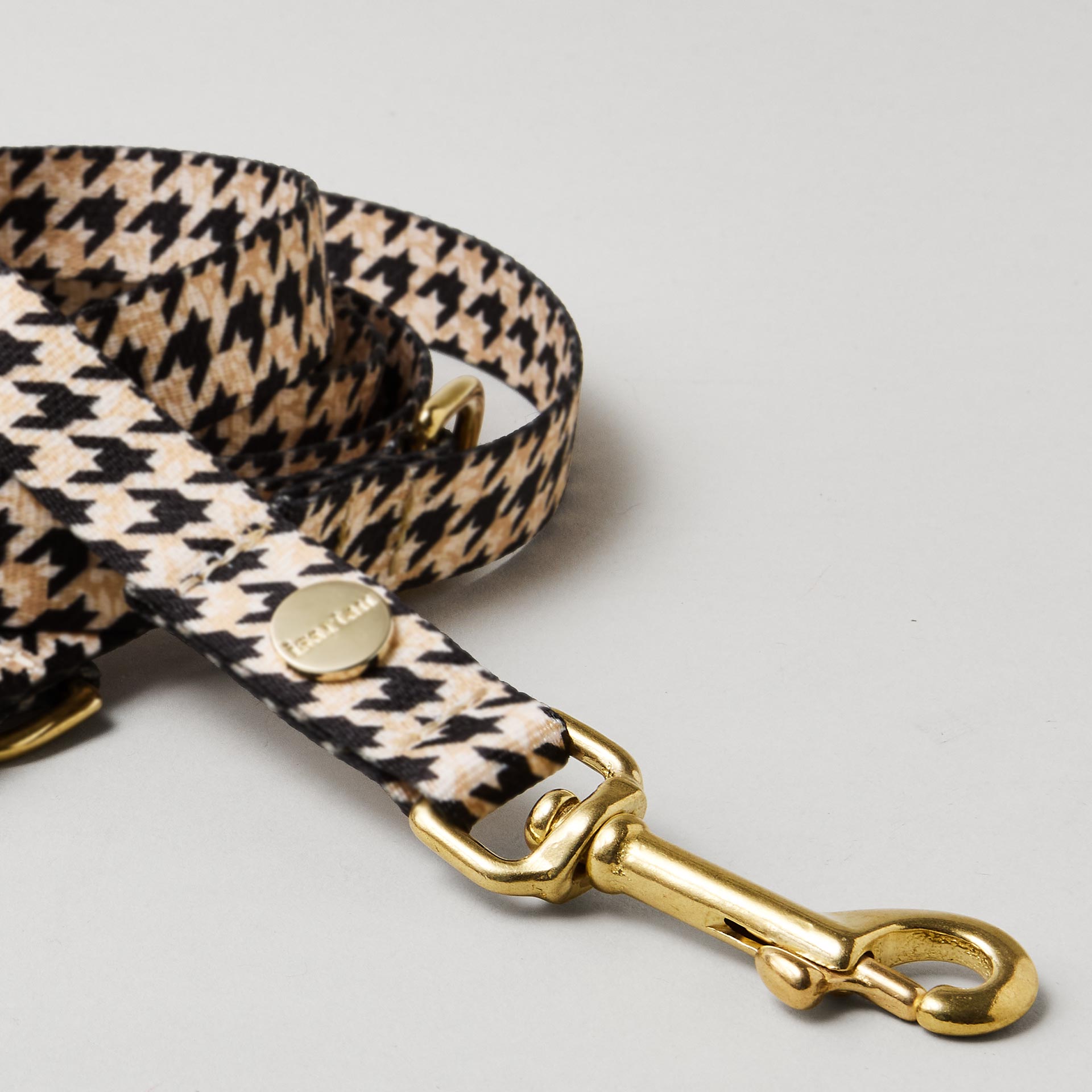 Detailaufnahme Designerleine Stadtgeflüster 20 mm breit – goldfarbene Messingkarabiner