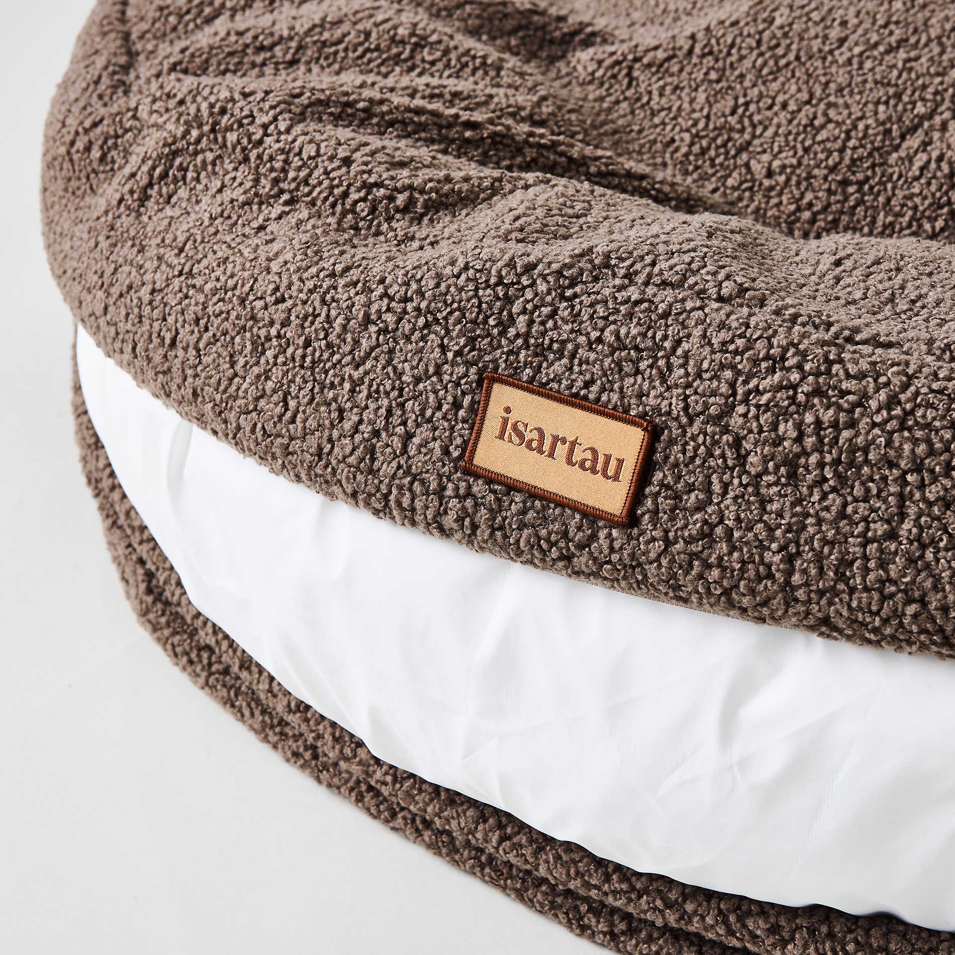 Leicht geöffneter Außenbezug mit Sicht auf den abwischbaren, wasserdichten Innenbezug