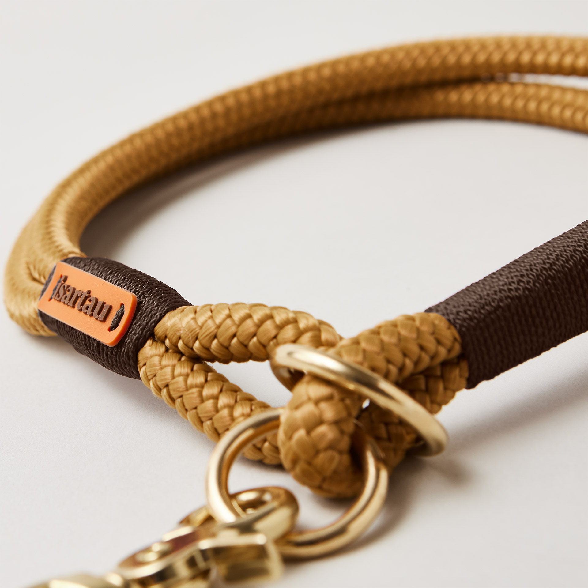 Detail Zugstopp Hundehalsband Sweet Toffee Dunkelbraun Messing Beschläge karamellfarbenes Tau mit dunkelbrauner Takelung
