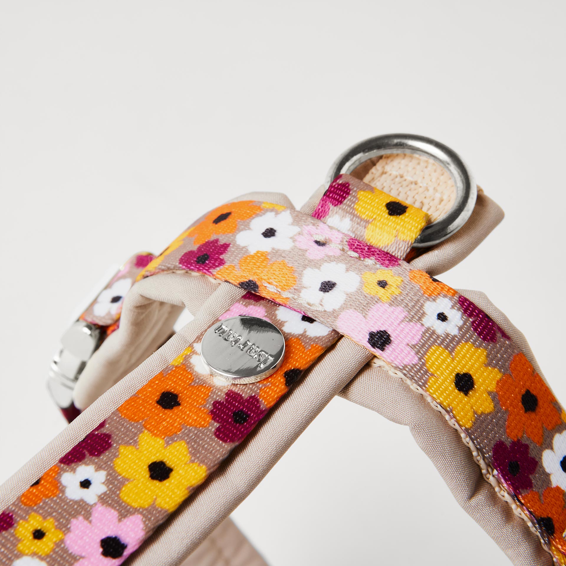 Detail gepolstertes Brustgeschirr „Blumenmeer“ mit Blumenmotiv und gepolstertem silbernem O-Ring zum Einhaken des Karabiners.