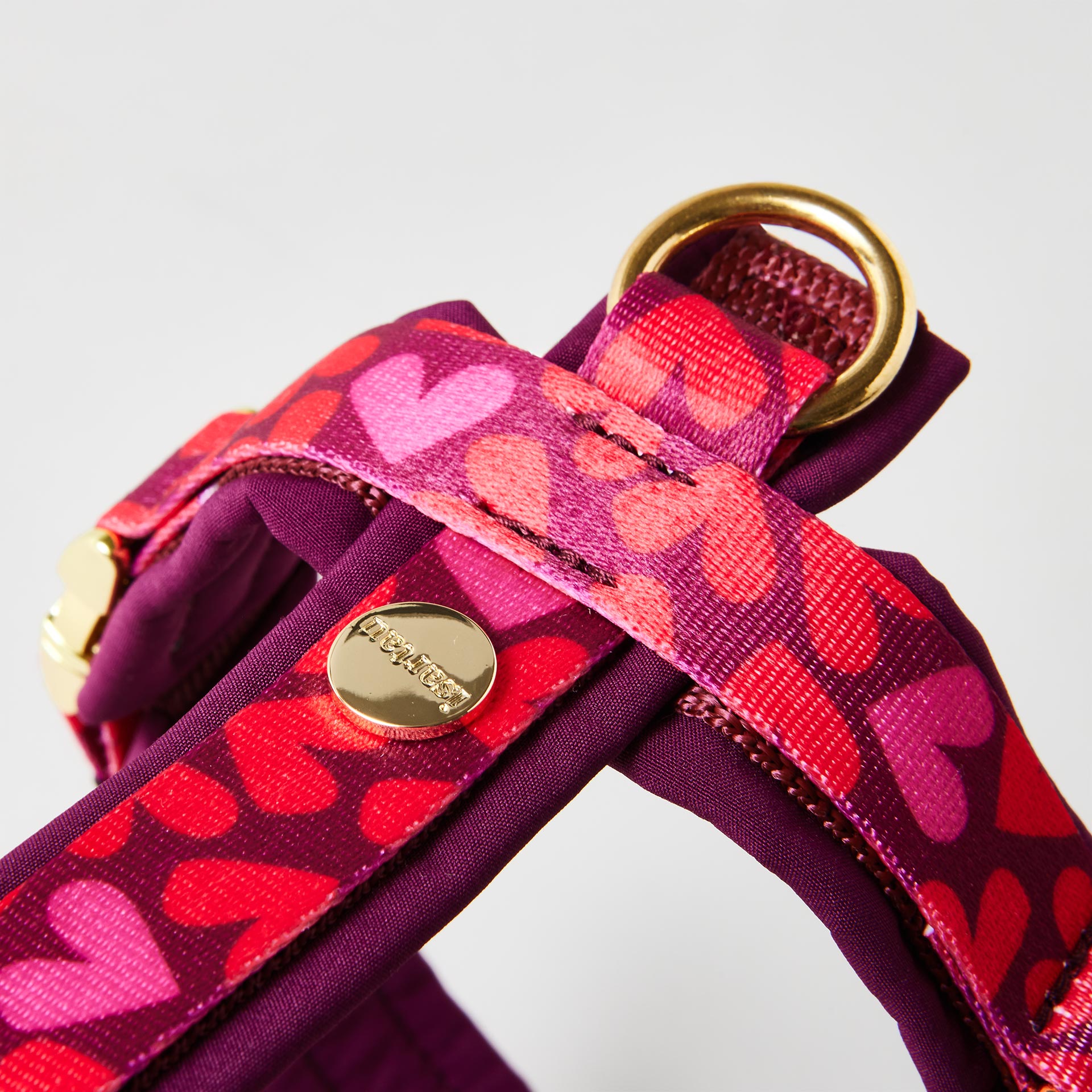 Extra gepolsterter O-Ring zum Einhaken des Karabiners am gepolsterten Hundegeschirr Herzklopfen mit goldfarbenen Beschlägen