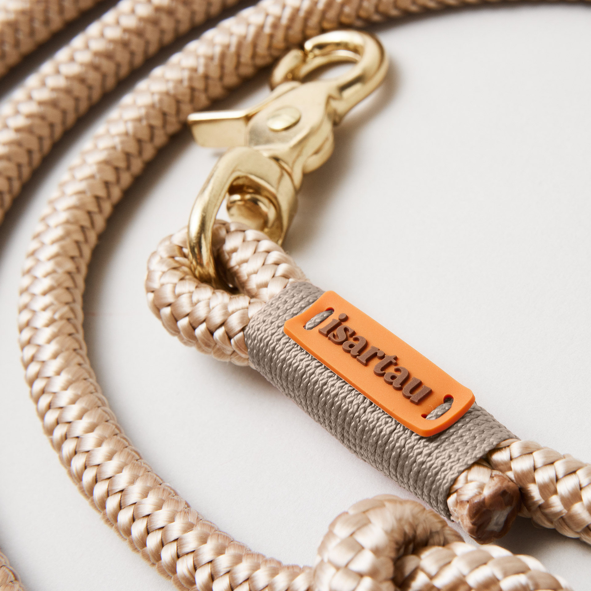 isartau-Logo auf beigem Tau und sandfarbener Takelung an Farbkombination Wood Owl Sand