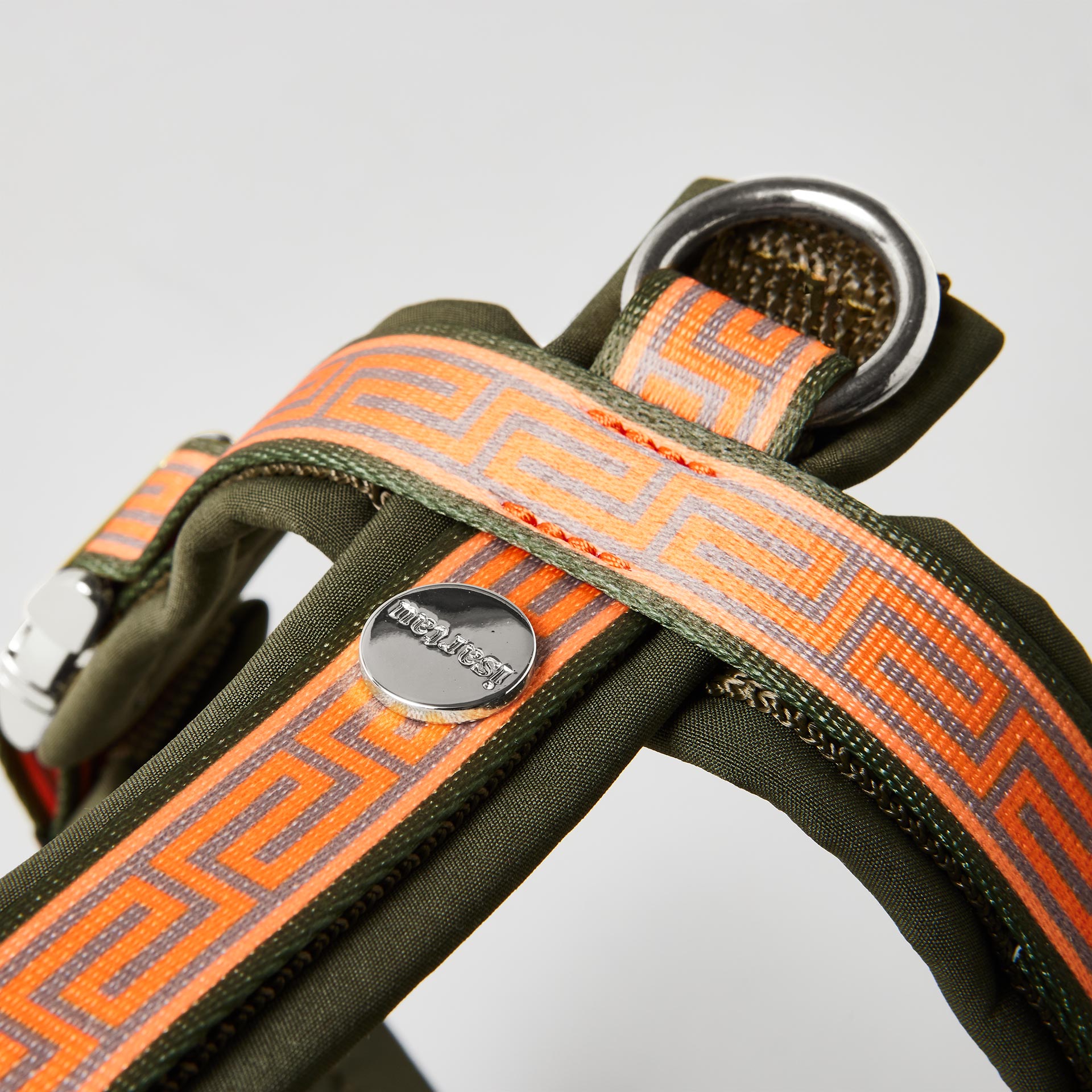 Detail gepolstertes Hundegeschirr Wellenbrecher mit Mäander Motiv mit gepolstertem silbernem O-Ring zum Einhaken des Karabiners
