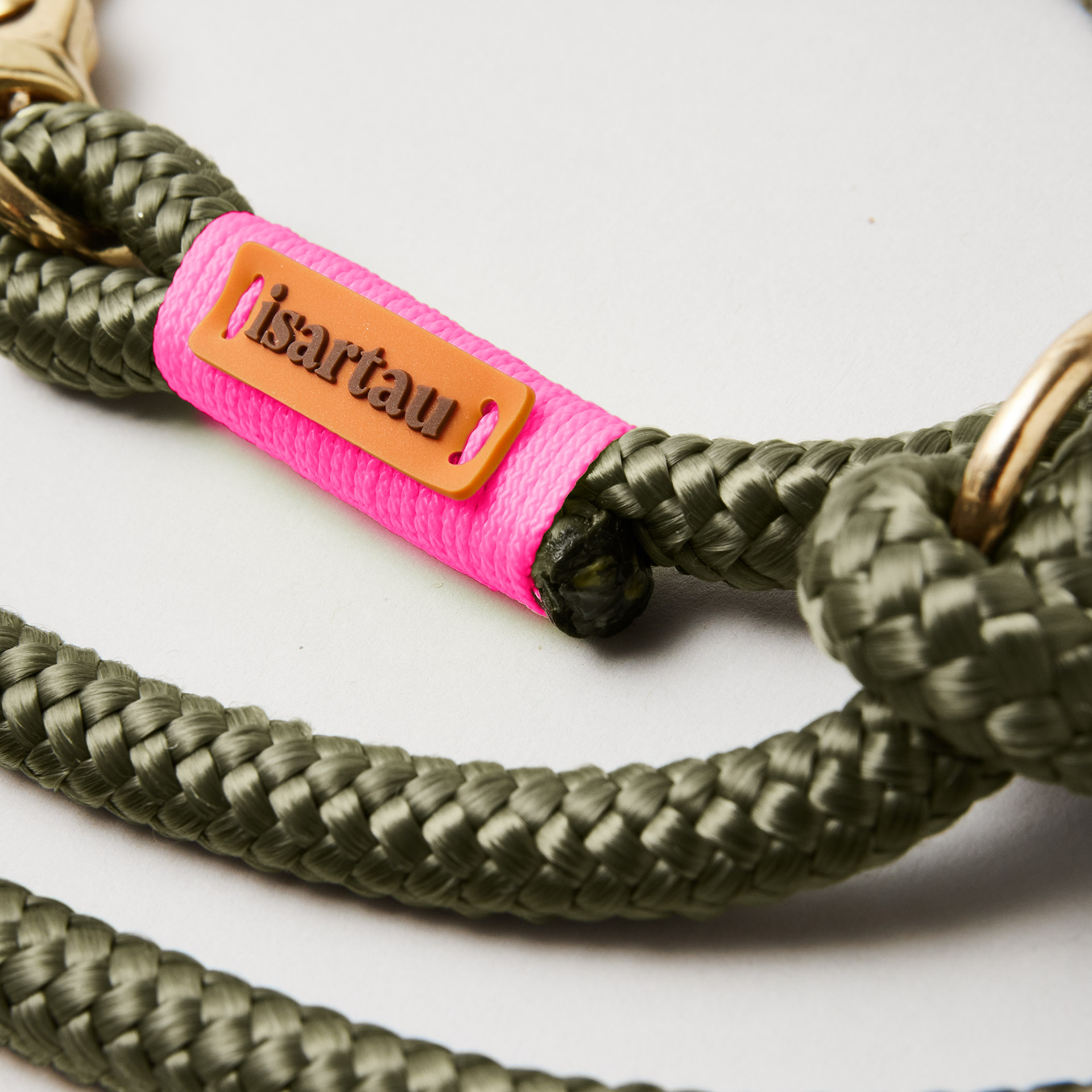 Detail isartau-Logo auf olivfarbenem Tau und neonpinker Takelung