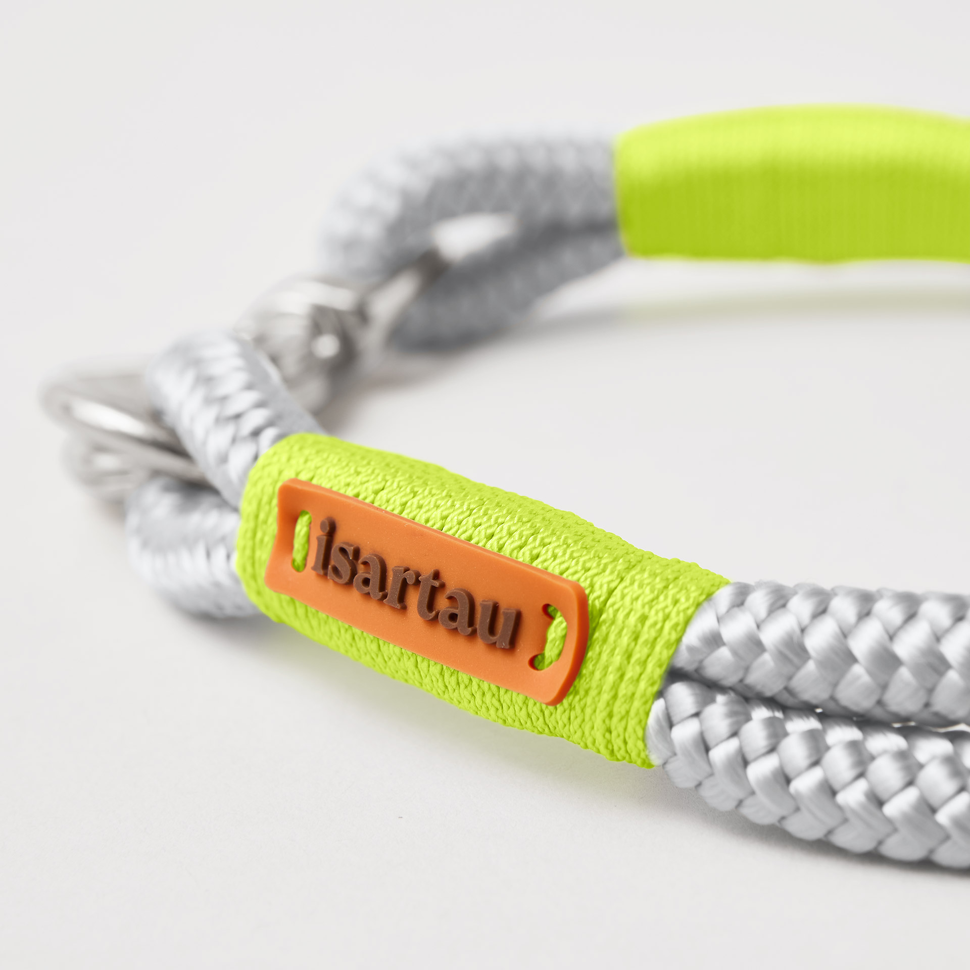 Detail silberfarbener Ring und Karabiner am Modell Feste Halsung Pebble Stone Neongelb, hellgraues Tau mit neongelber Takelung