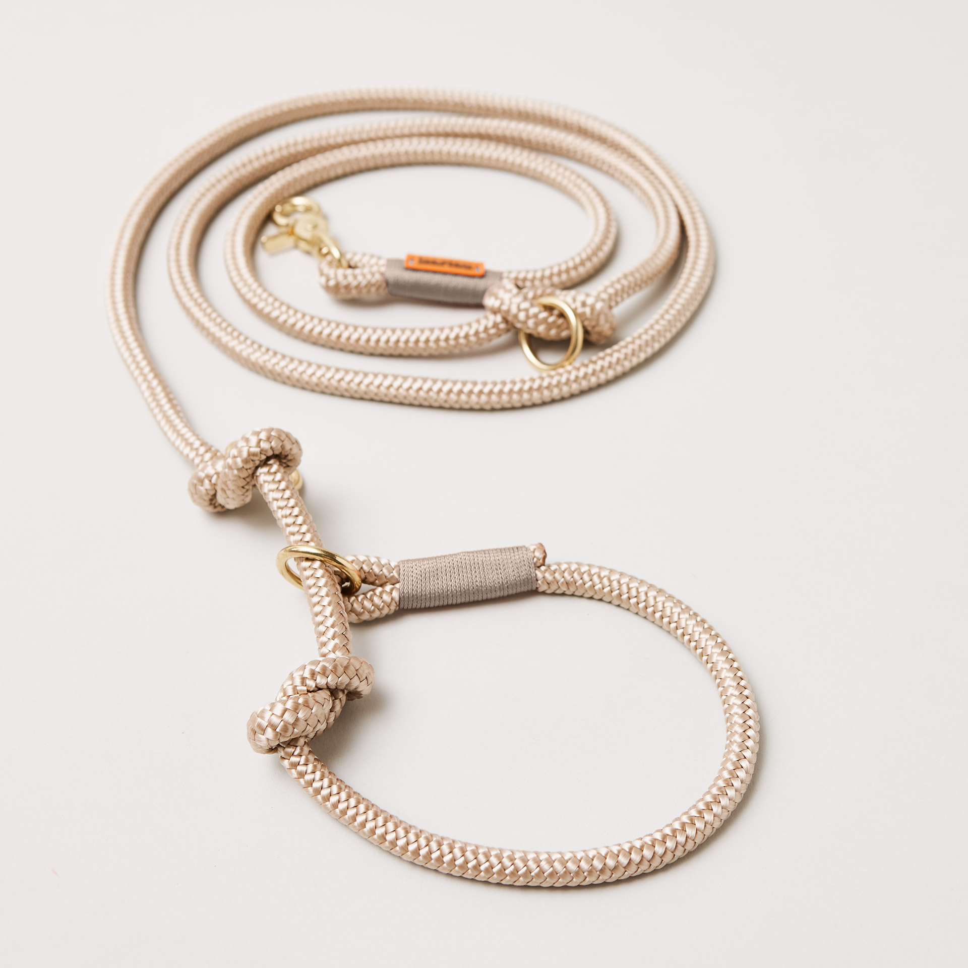 Retrieverleine Wood Owl Sand, Halsung mit integrierter Leine, goldene Messingkarabiner, 2-fach längenverstellbar, Taustärke 10mm