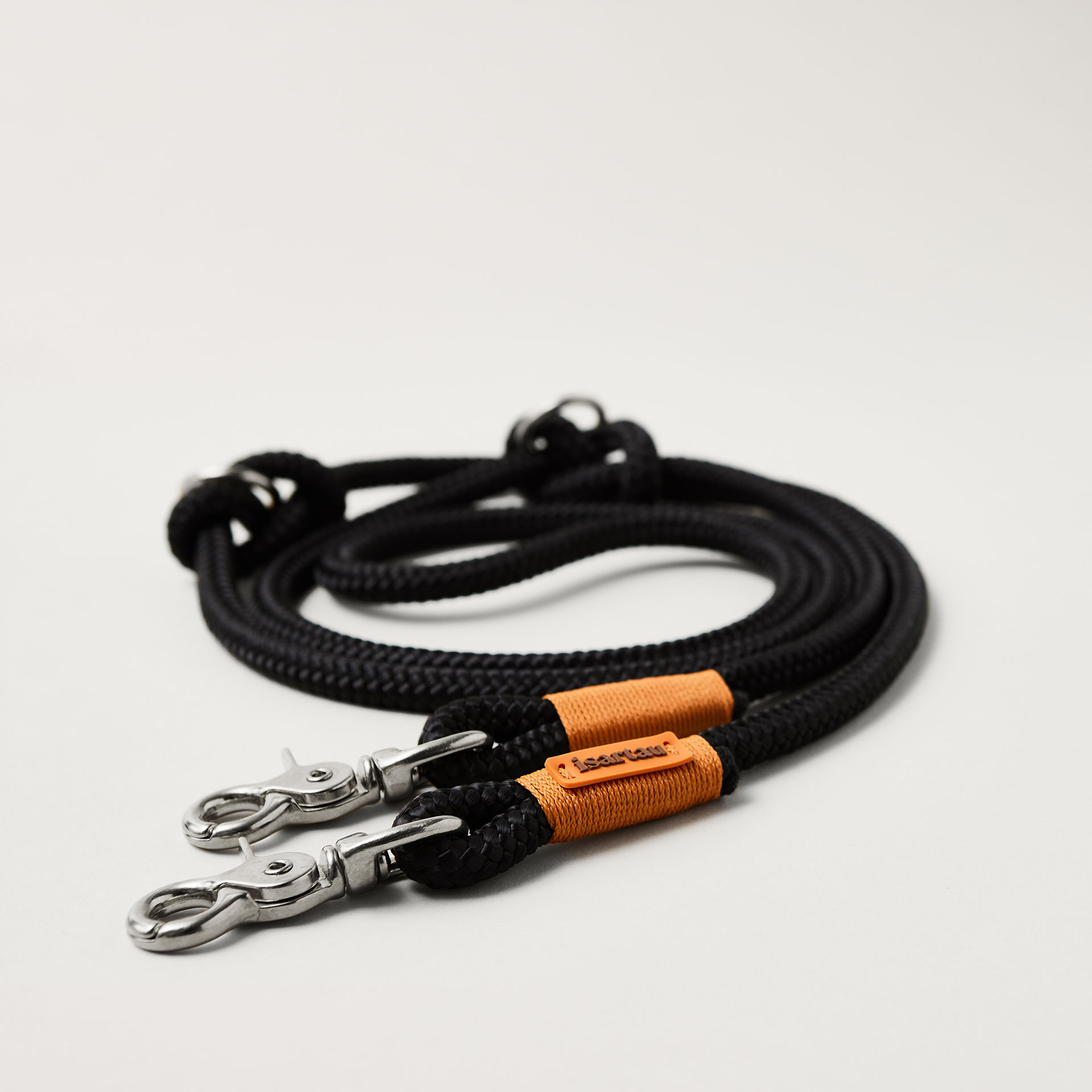 Hundeleine aus Tau Black Mamba Rost Orange 10 mm verstellbar mit silberfarbenen Karabinern, schwarzes Tau mit rost-oranger Takelung, Längenverstellbar über Knoten
