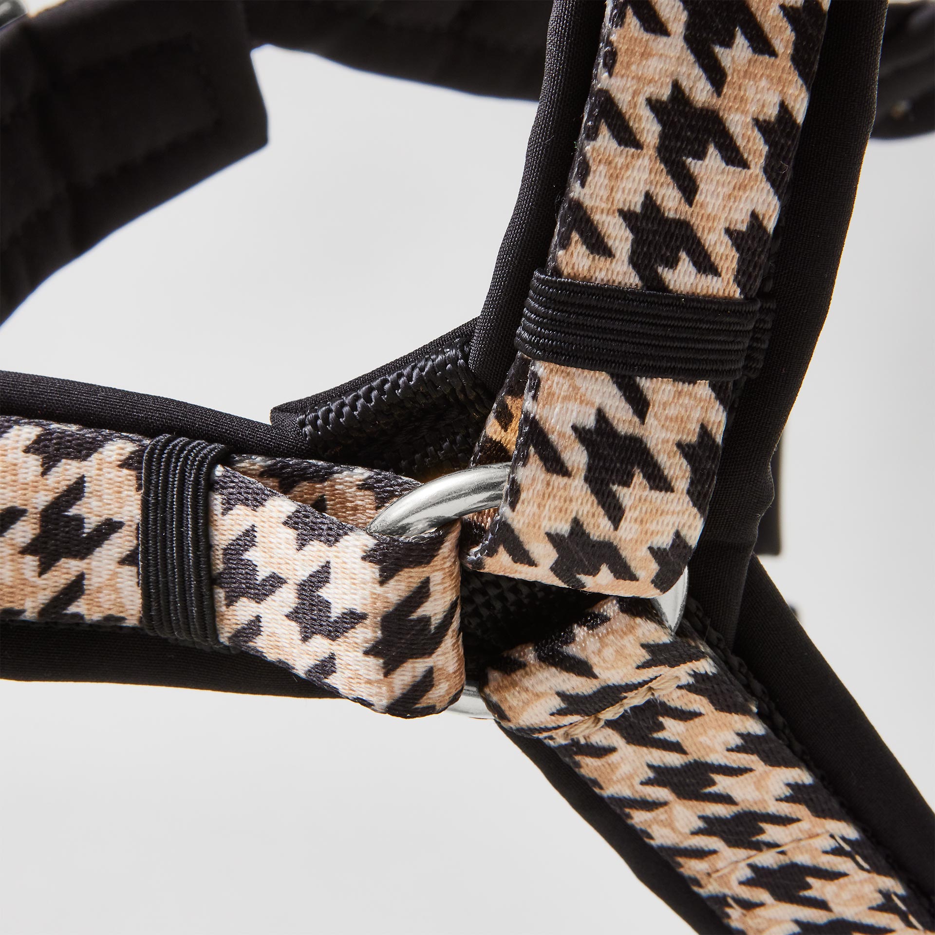 Detailaufnahme Polsterung des Y-Brustgeschirr im Design Stadtgeflüster aus scharzem Softshell Stoff