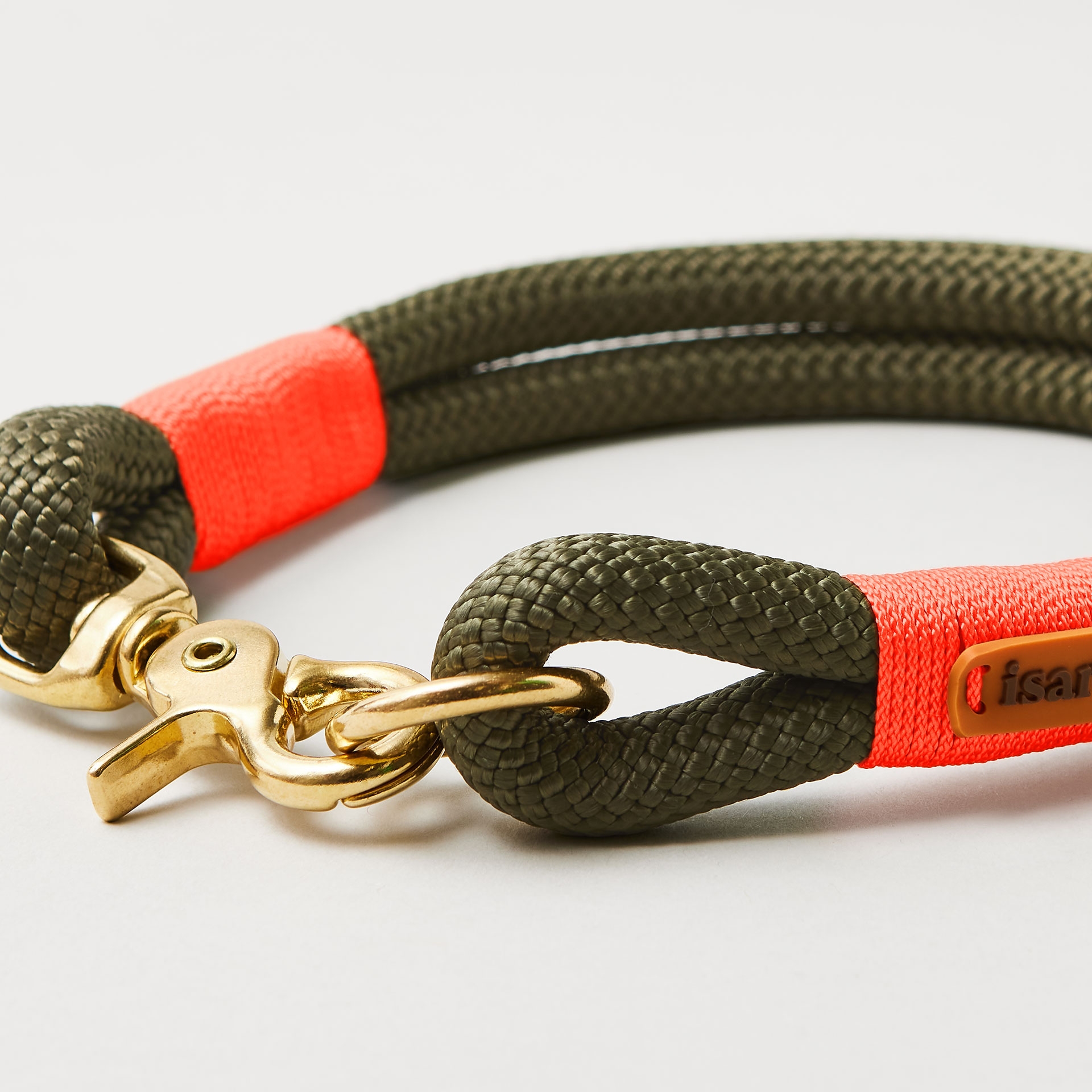 Detail Ring und Scherenkarabiner am Modell Feste Halsung Olive Grove Neonorange mit Messing-Beschlägen, olives Kletterseil mit neonoranger Takelung