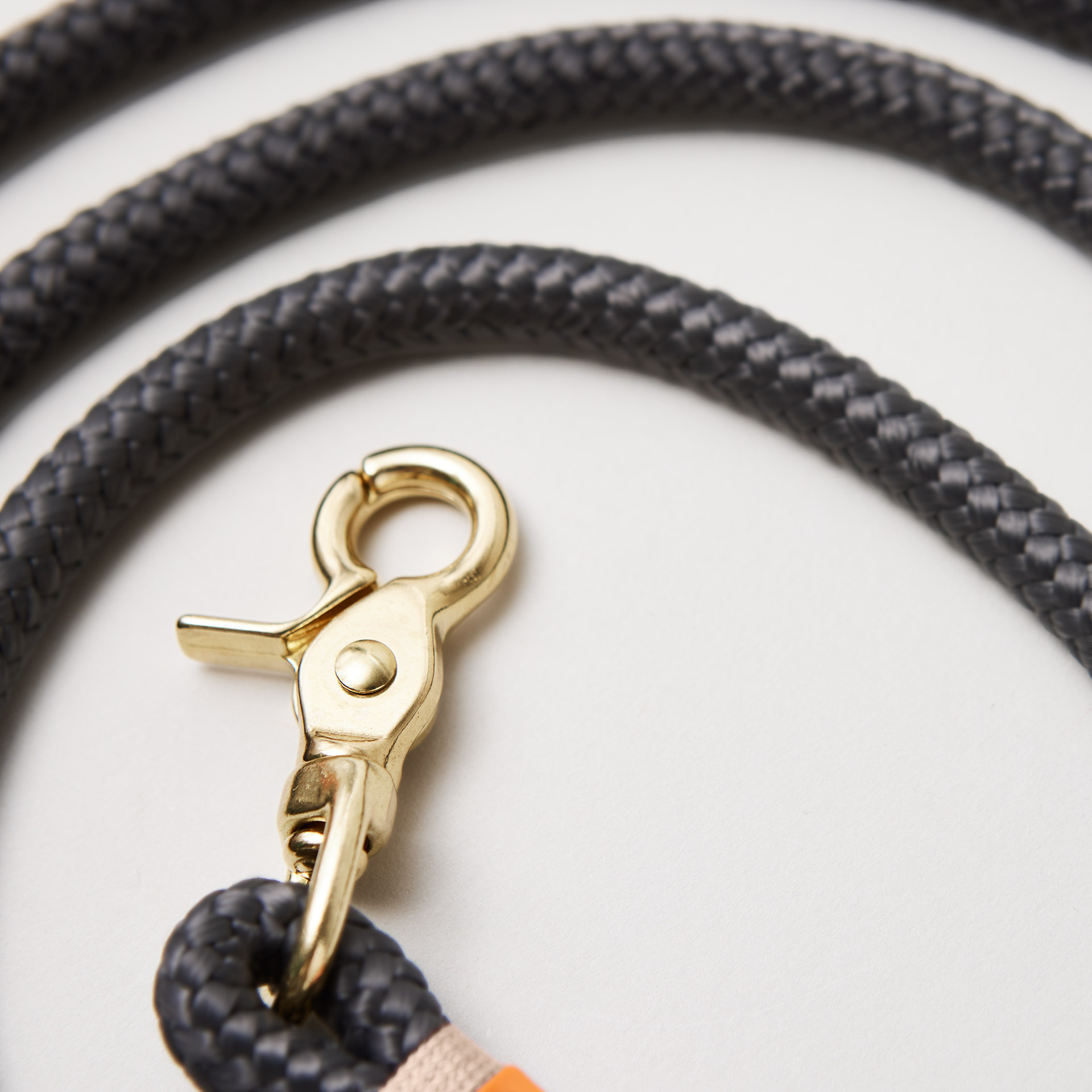 Detail Hundeleine Heavens Rock, dunkelgraues Tau mit beiger Takelung, Fokus auf Messing Karabiner