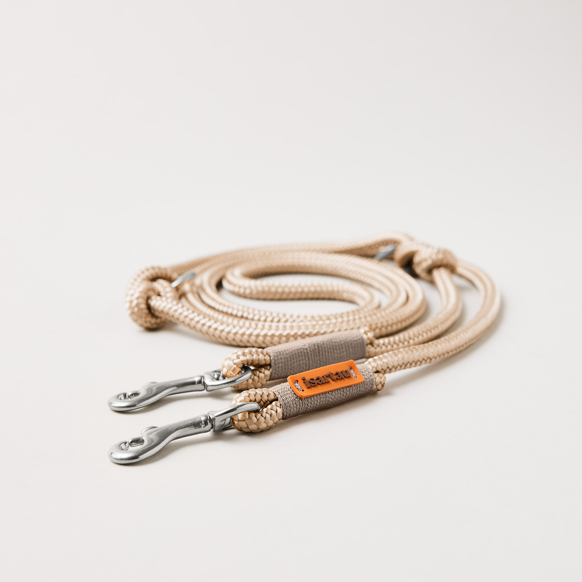 Hundeleine aus Tau Wood Owl Sand, 8 mm, verstellbar mit silberfarbenen Bolzenkarabinern, beiges Tau mit sandfarbener Takelung