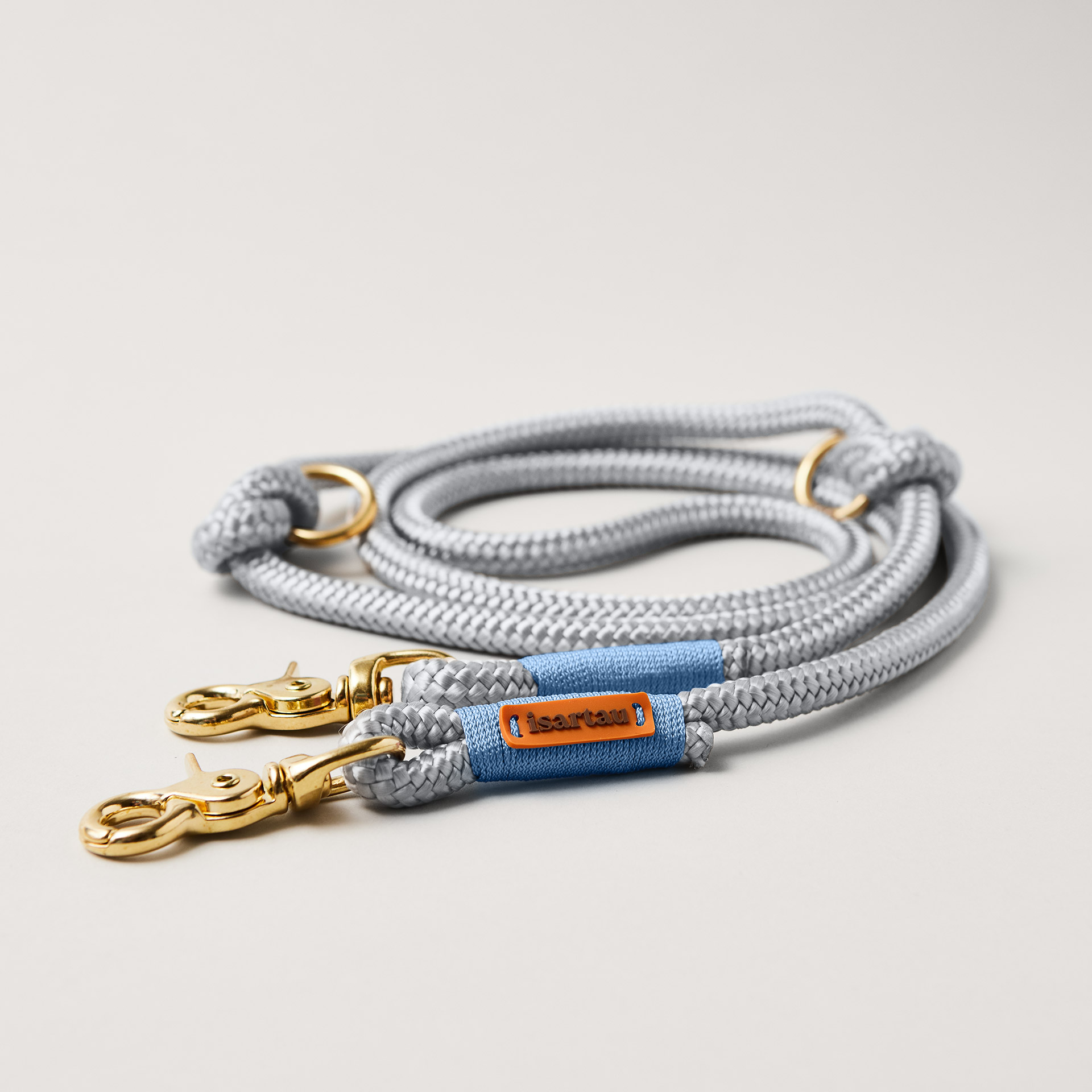 Hundeleine aus Tau Pebble Stone Hellblau 10 mm verstellbar mit Messing-Karabinern, hellgraues Tau mit hellblauer Takelung, Längenverstellbar über Knoten