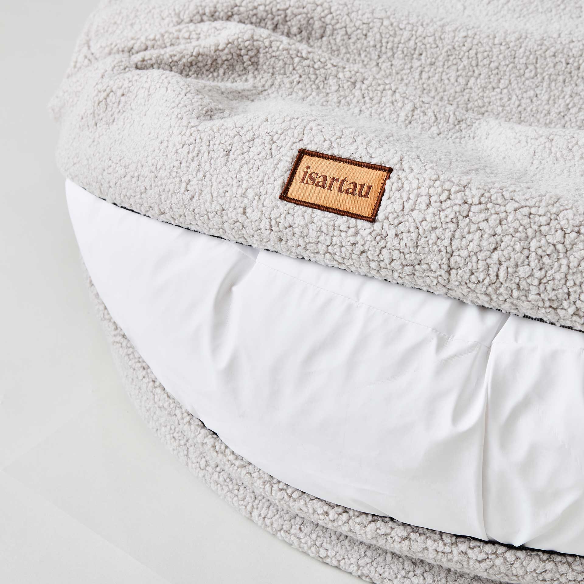 Leicht geöffneter Außenbezug mit Sicht auf den abwischbaren, wasserdichten Innenbezug, Hightechmaterial