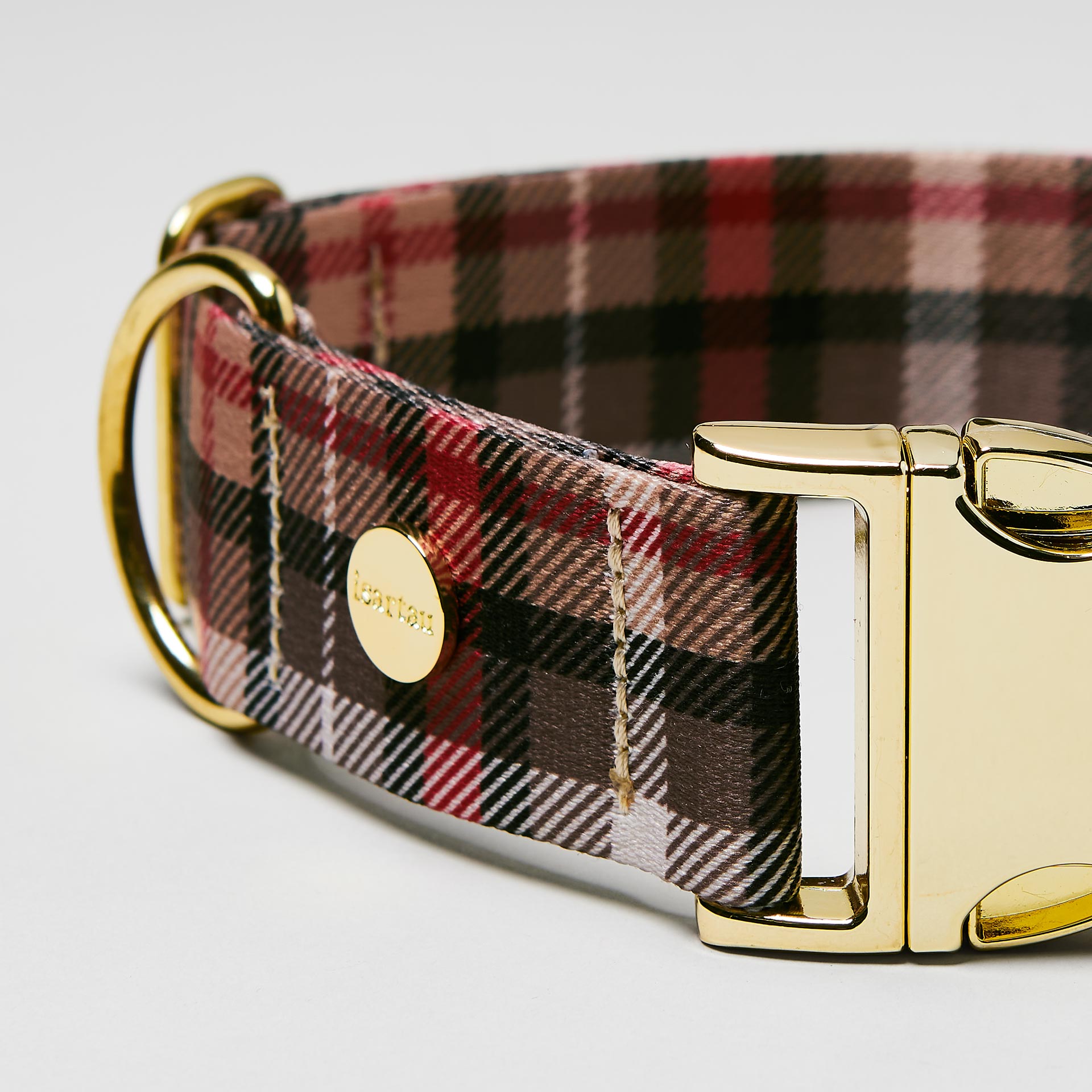 Nahaufnahme verstellbares Hundehalsband „Flaneur“ goldfarben, Gurtband mit Karomuster in Schwarz, Beige und Rot.