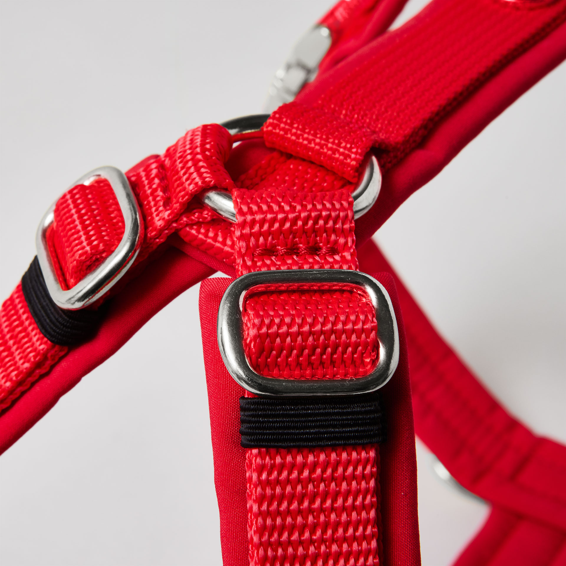 Silberfarbene verstellbare Schieber im Schulterbereich des roten Hundegeschirrs