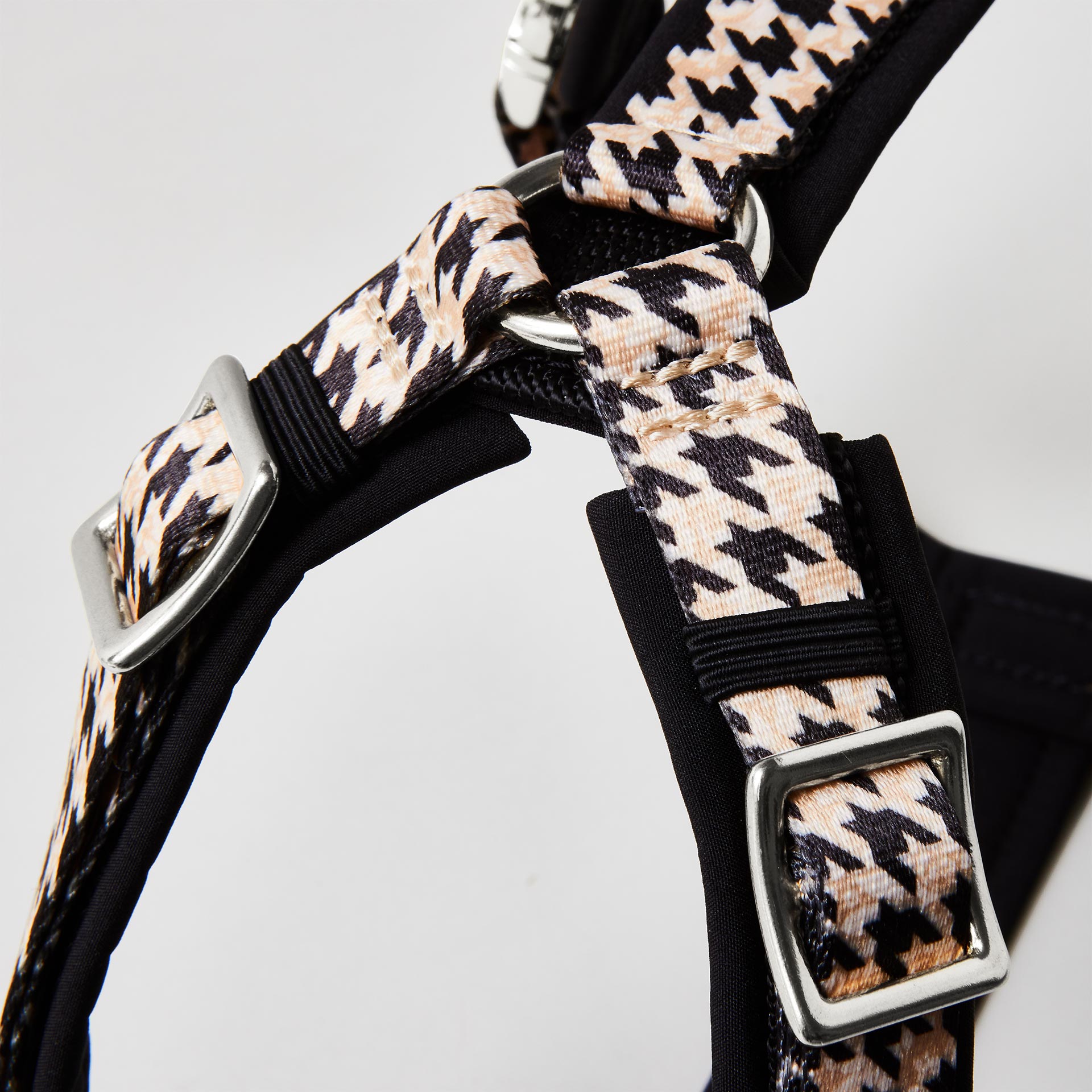 Detail verstellbares gepolstertes Hundegeschirr Stadtgeflüster mit silberfarbenem Gurtbandschieber zur Größenanpassung