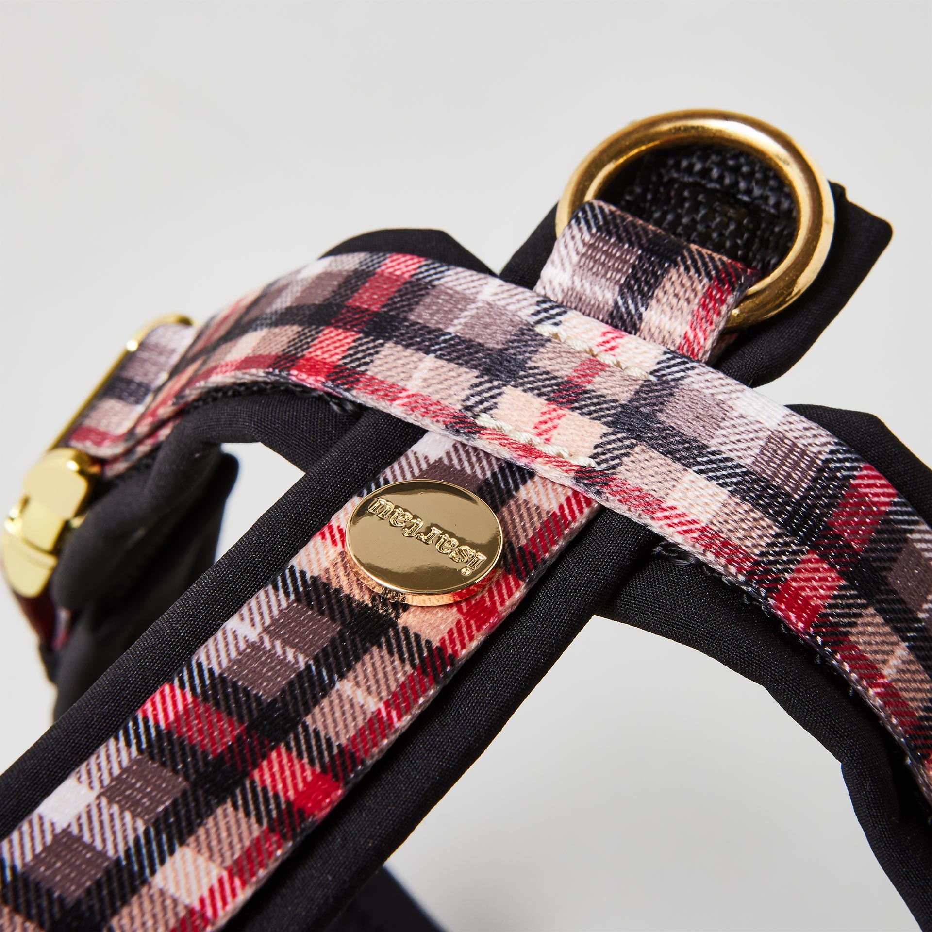 Extra gepolsterter O-Ring zum Einhaken des Karabiners am gepolsterten Y-Hundegeschirr „Flaneur“ mit goldfarbenen Beschlägen und Karomuster in Schwarz, Beige und Rot