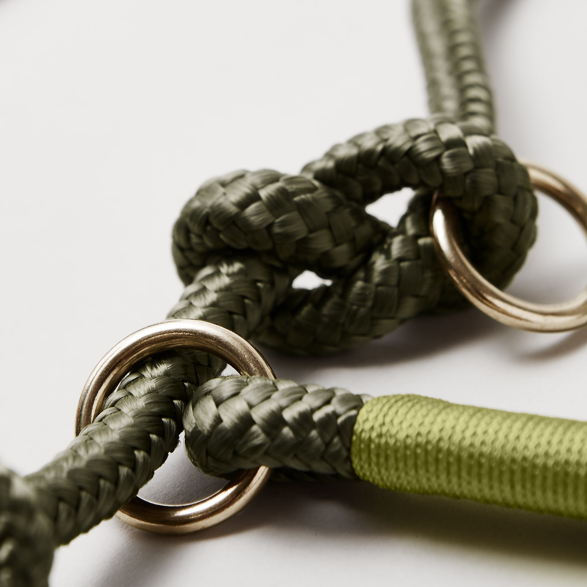 Detail Retrieverleine Olive Grove Moos mit verstellbaren Knoten für Hals- und Kopfumfang, Messing-Karabiner, olivfarbenes Softtau mit moosgrüner Takelung