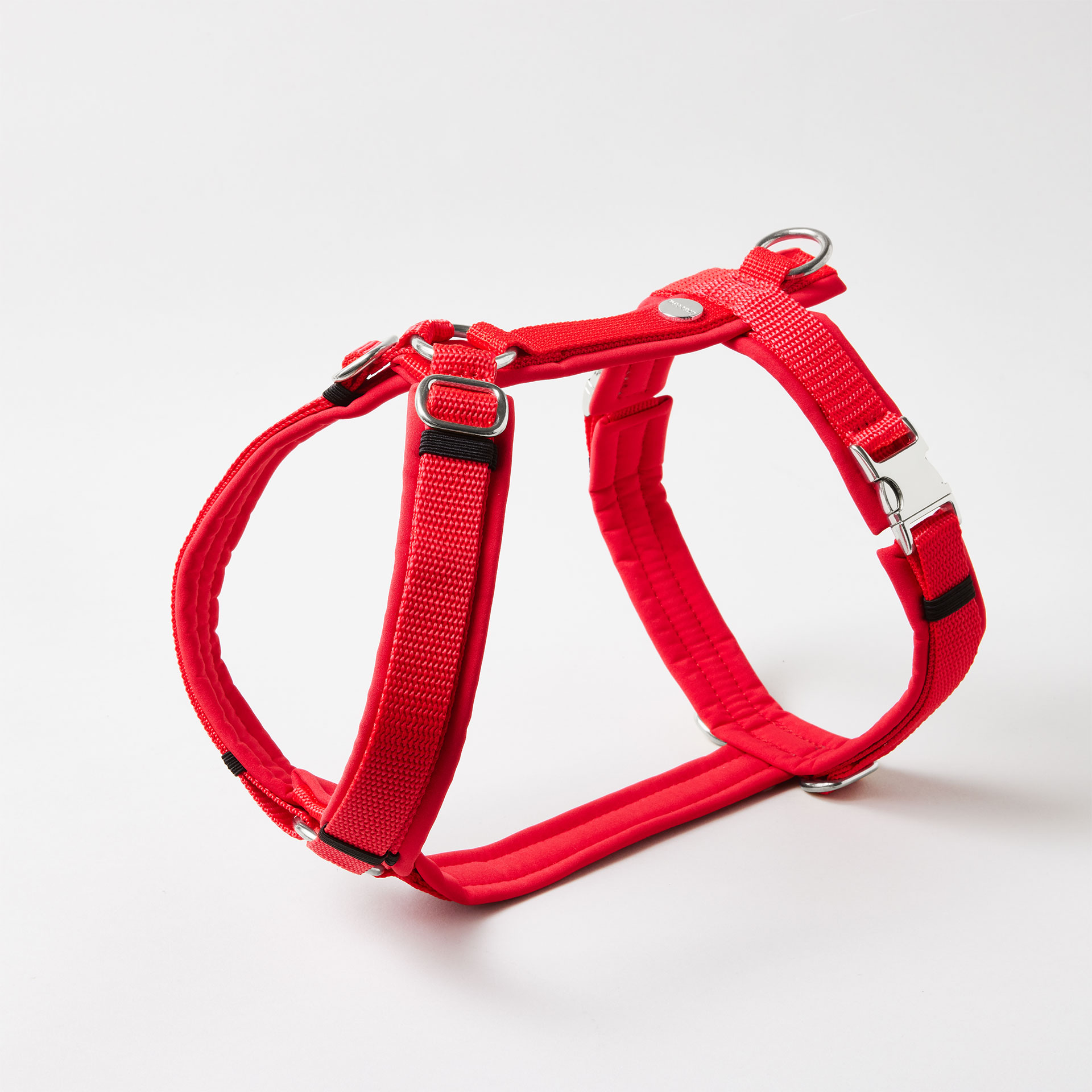 Verstellbares Hundegeschirr in Rot mit vollunterlegter Polsterung aus Softshell und silberfarbenen Beschlägen