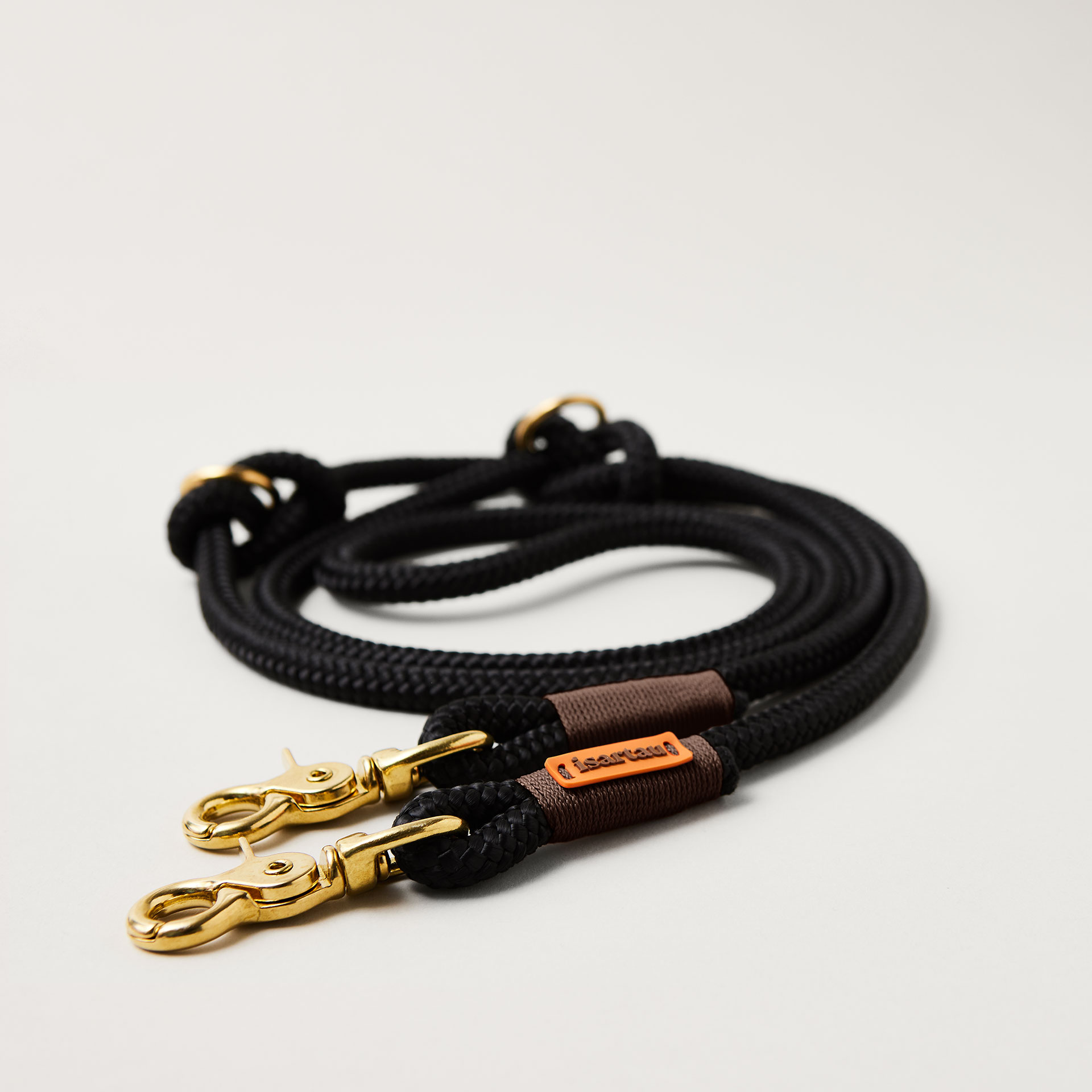 Hundeleine aus Tau Black Mamba Dunkelbraun 10 mm verstellbar mit Messing-Karabinern, schwarzes Tau mit dunkelbrauner Takelung, flexibel Längenverstellbar über Knoten